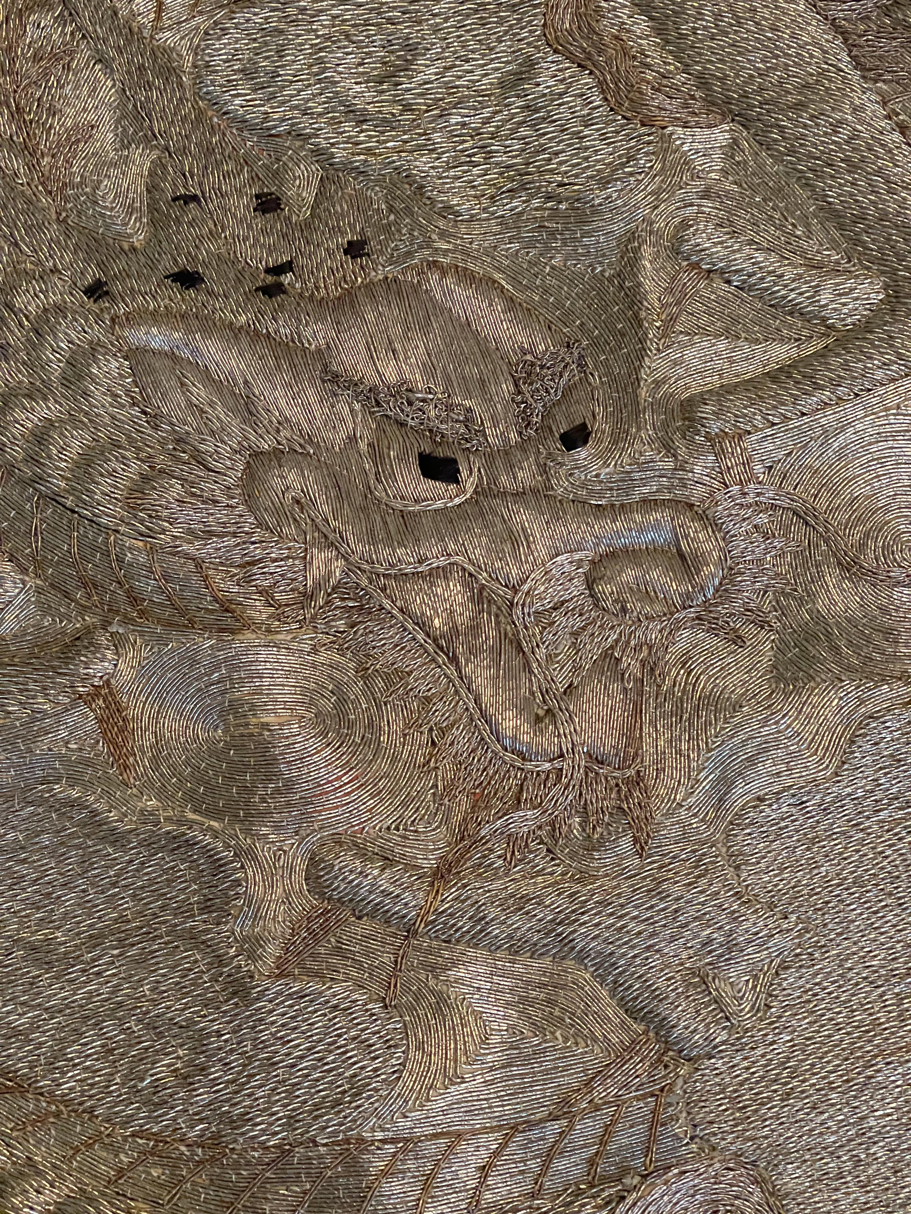 Japanische Fukusa-Relief-Stickerei, Textilkunst eines Drachens im Angebot 7
