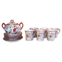 Japanisches Teebecher- und Untertasse-Set aus Kutani-Porzellan mit Geisha- und Kirschbaumholz