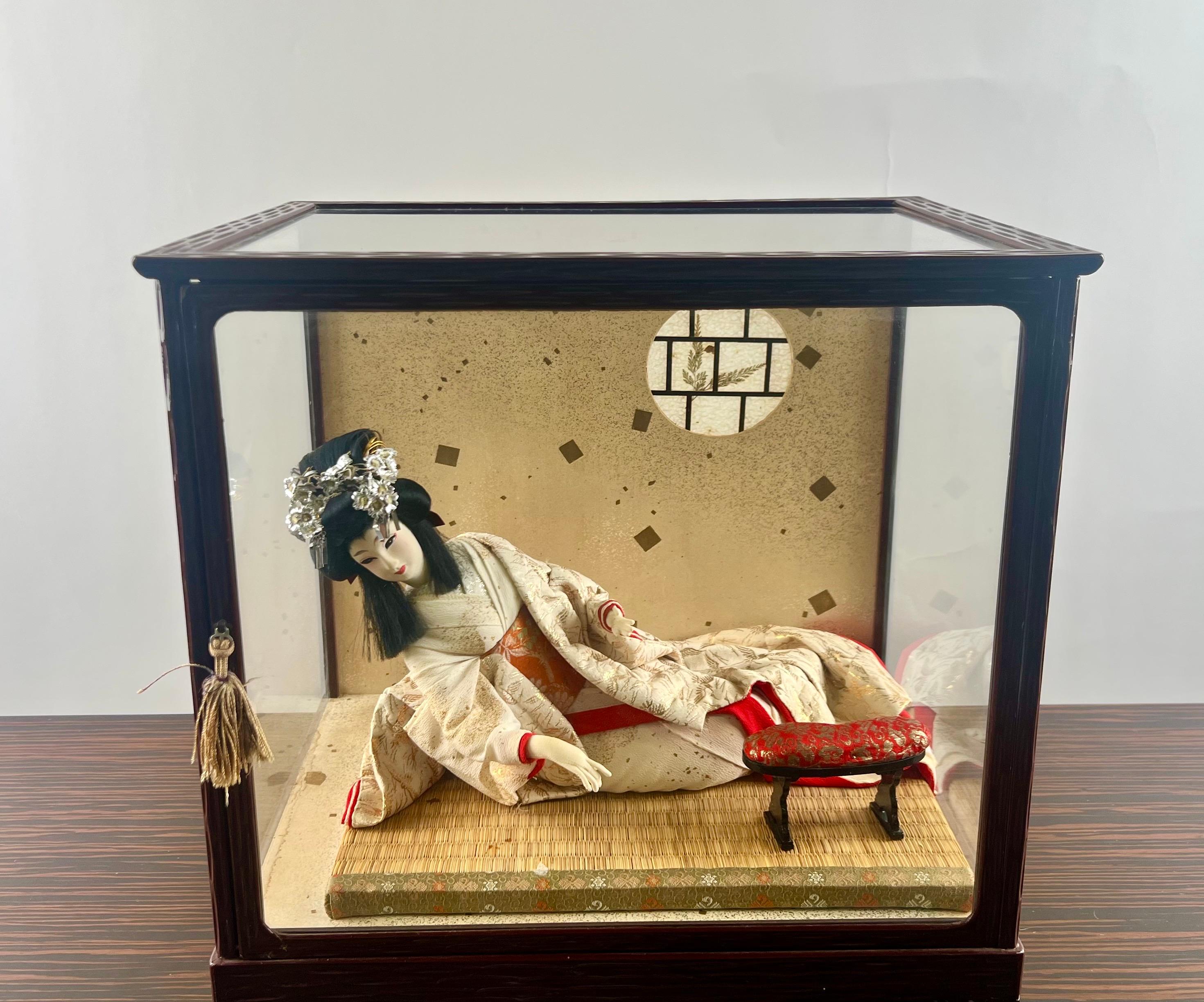 Bambola principessa geisha giapponese con custodia originale in vetro e Wood: 

Questa squisita bambola geisha giapponese d'epoca è un esempio di artigianato tradizionale splendidamente conservato, elegantemente presentato nella sua vetrinetta