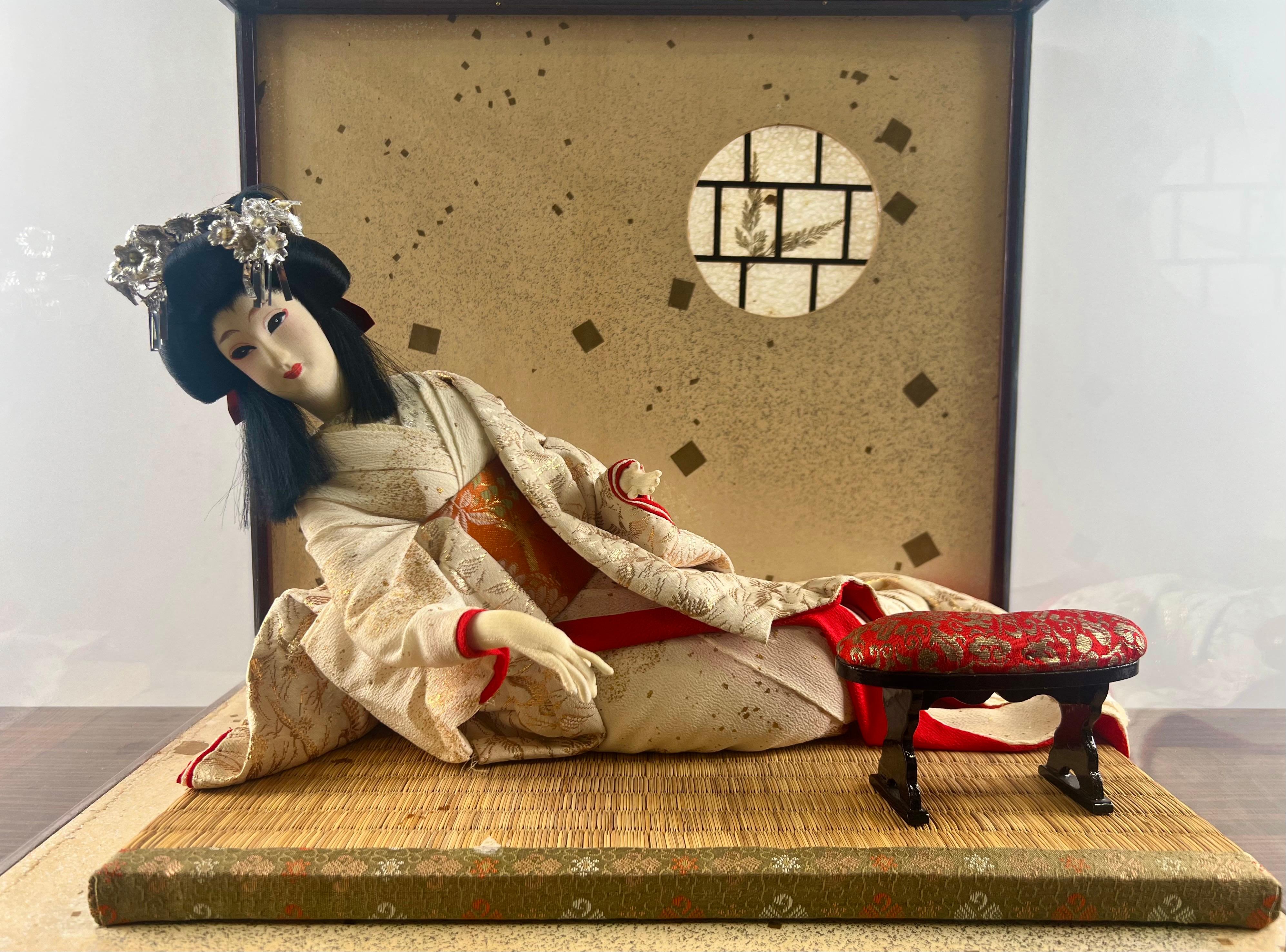 Giapponismo Bambola principessa geisha giapponese con custodia originale in vetro e Wood in vendita