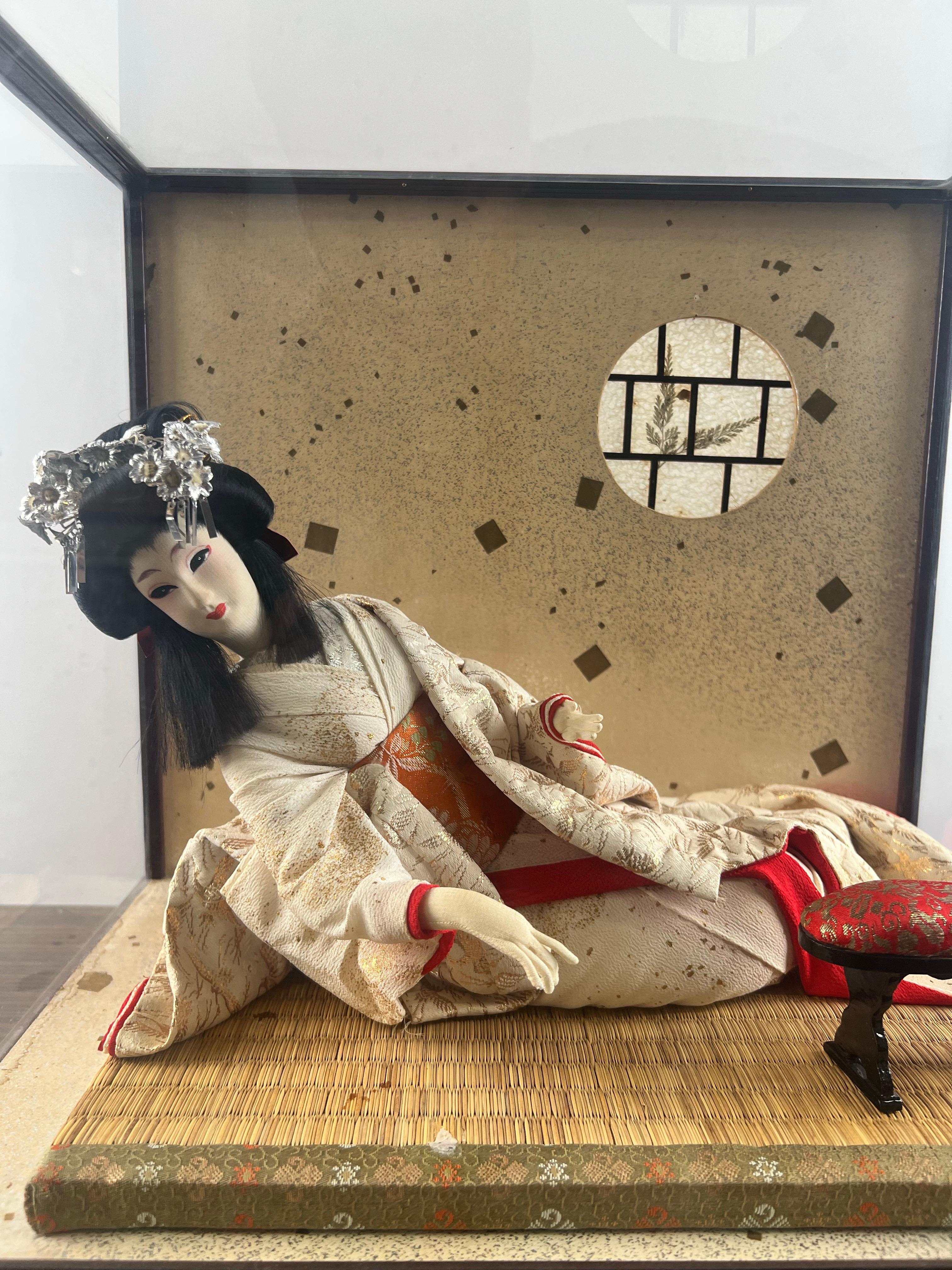 Giapponese Bambola principessa geisha giapponese con custodia originale in vetro e Wood in vendita