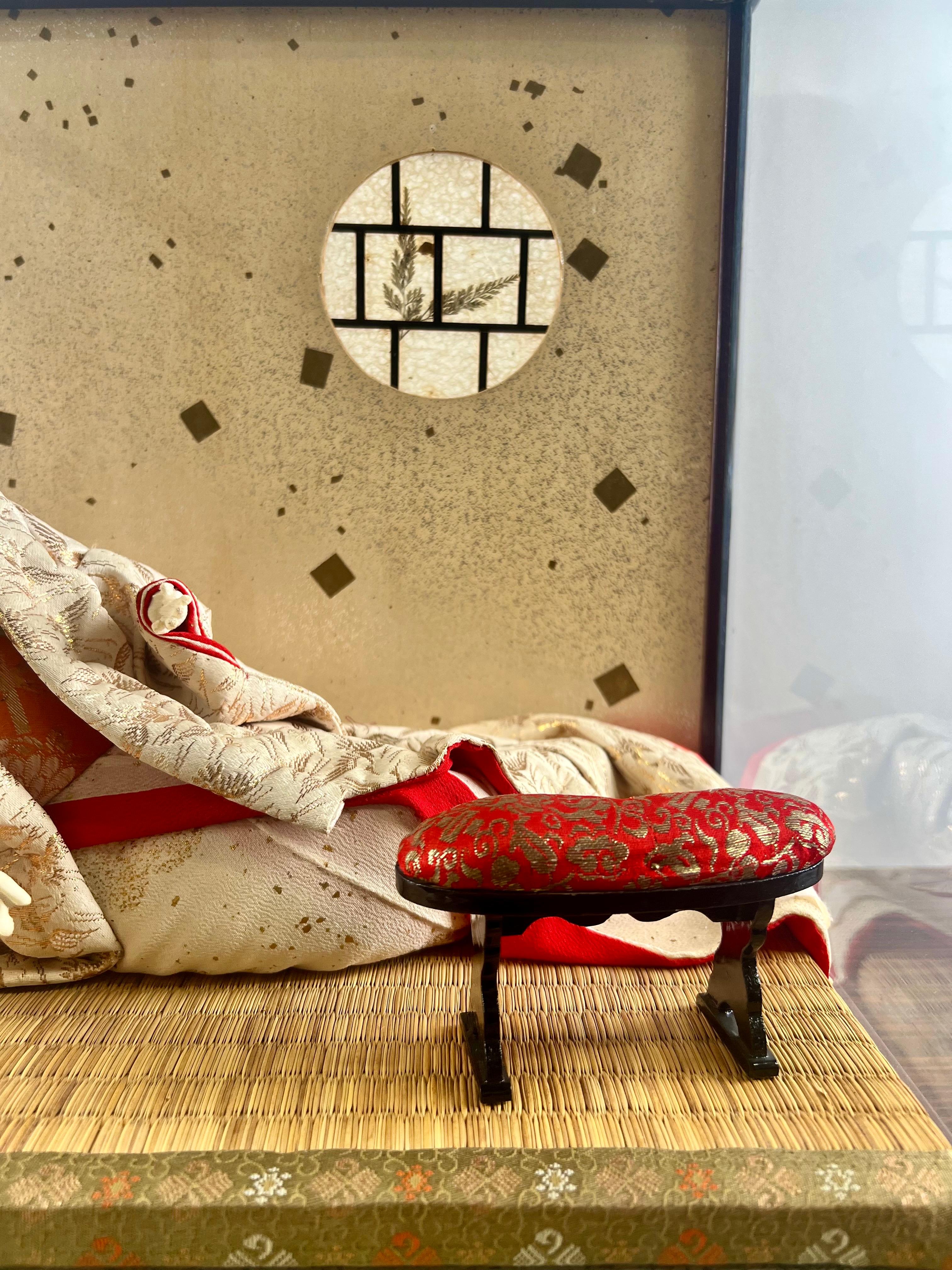 Fatto a mano Bambola principessa geisha giapponese con custodia originale in vetro e Wood in vendita