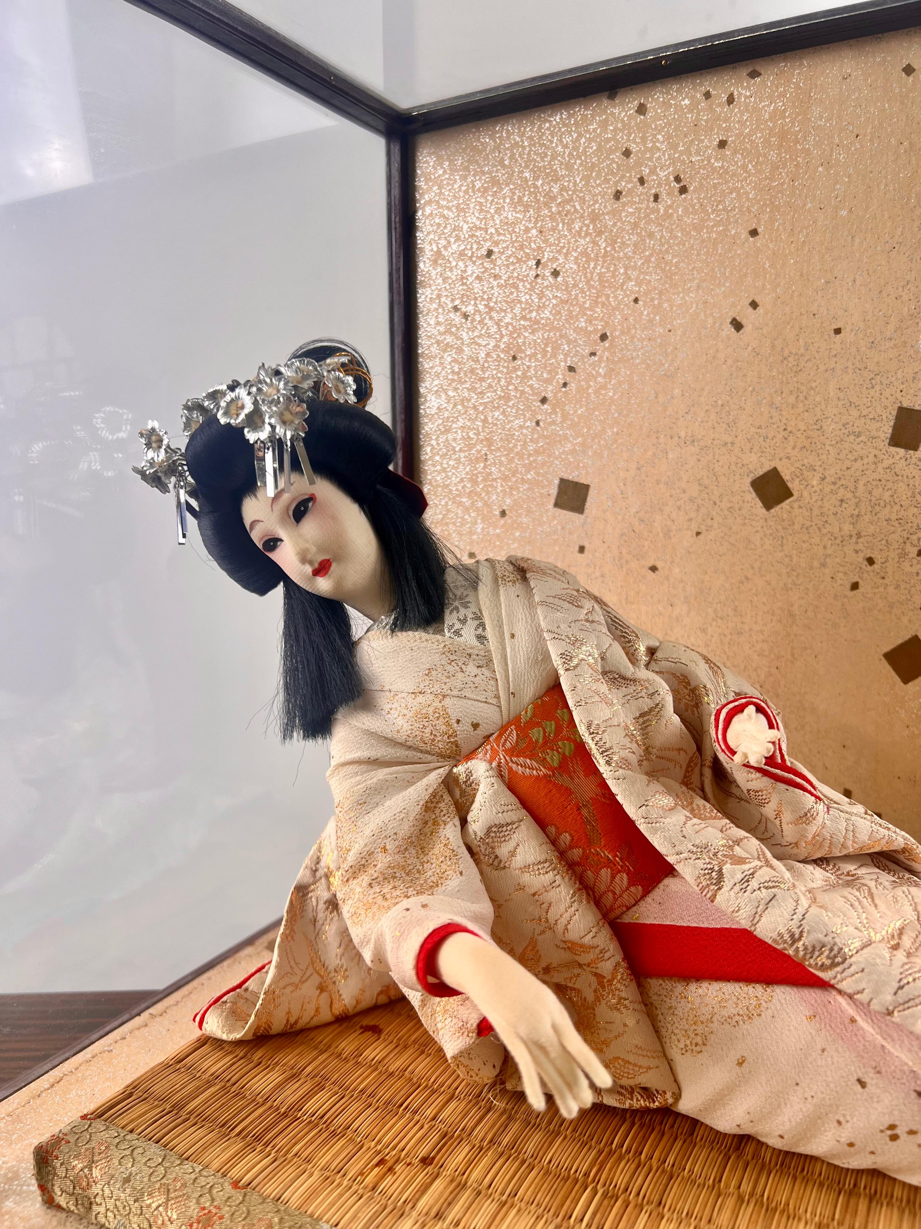 Bambola principessa geisha giapponese con custodia originale in vetro e Wood In condizioni buone in vendita a Plainview, NY