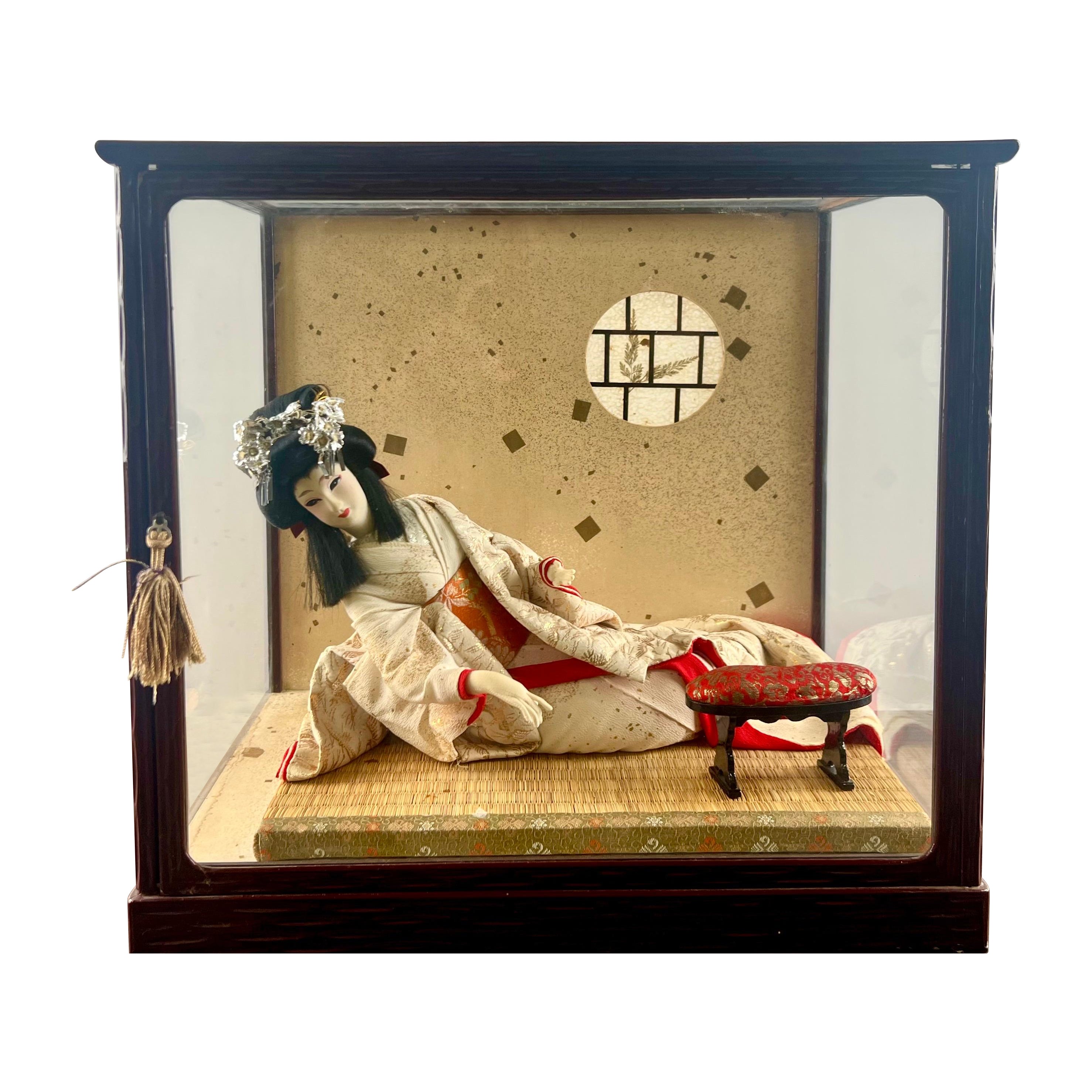 Bambola principessa geisha giapponese con custodia originale in vetro e Wood in vendita