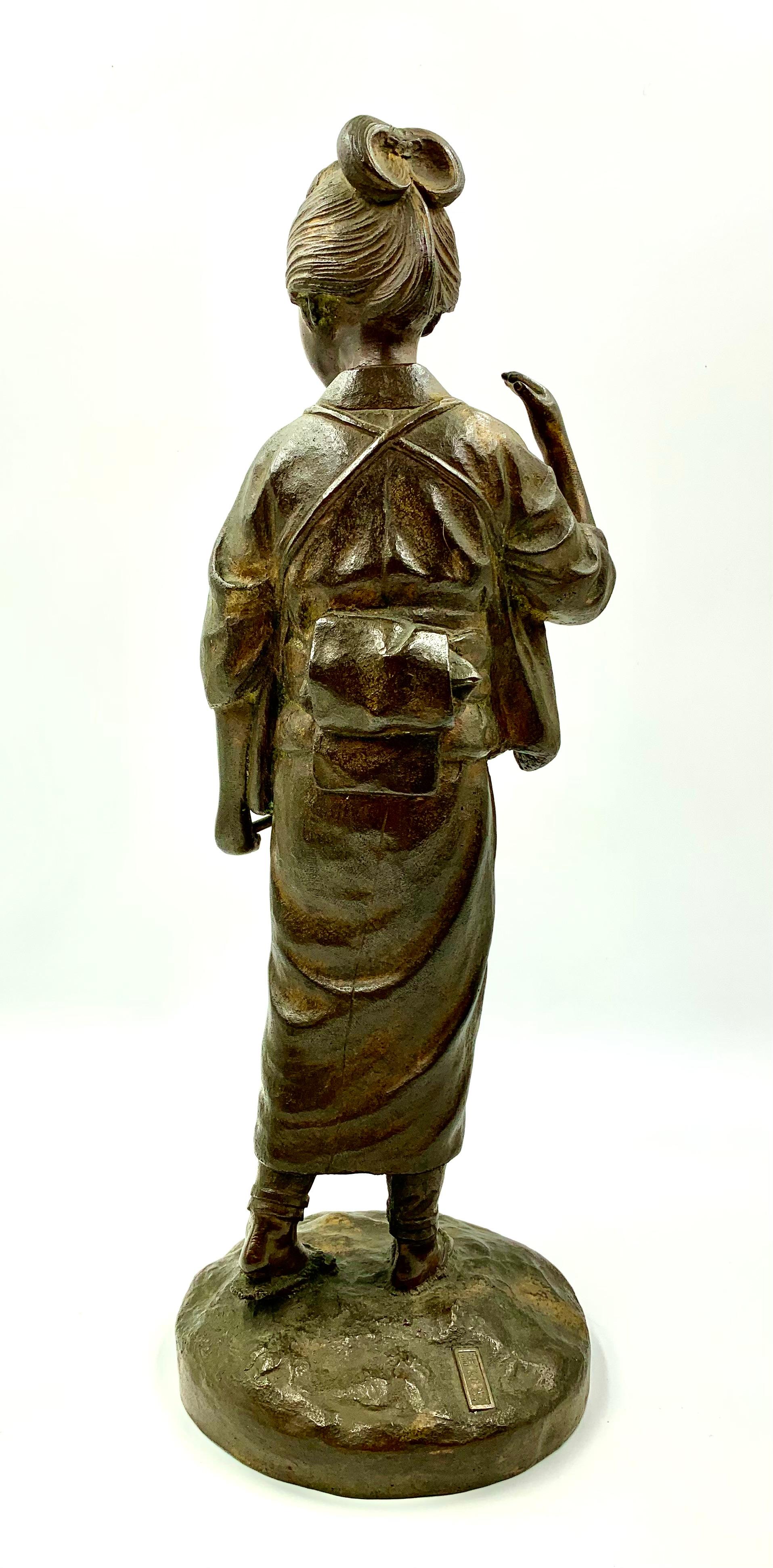 Japanese Genryusai Seiya Meiji Period Antique Patinated Bronze Geisha In Good Condition For Sale In New York, NY