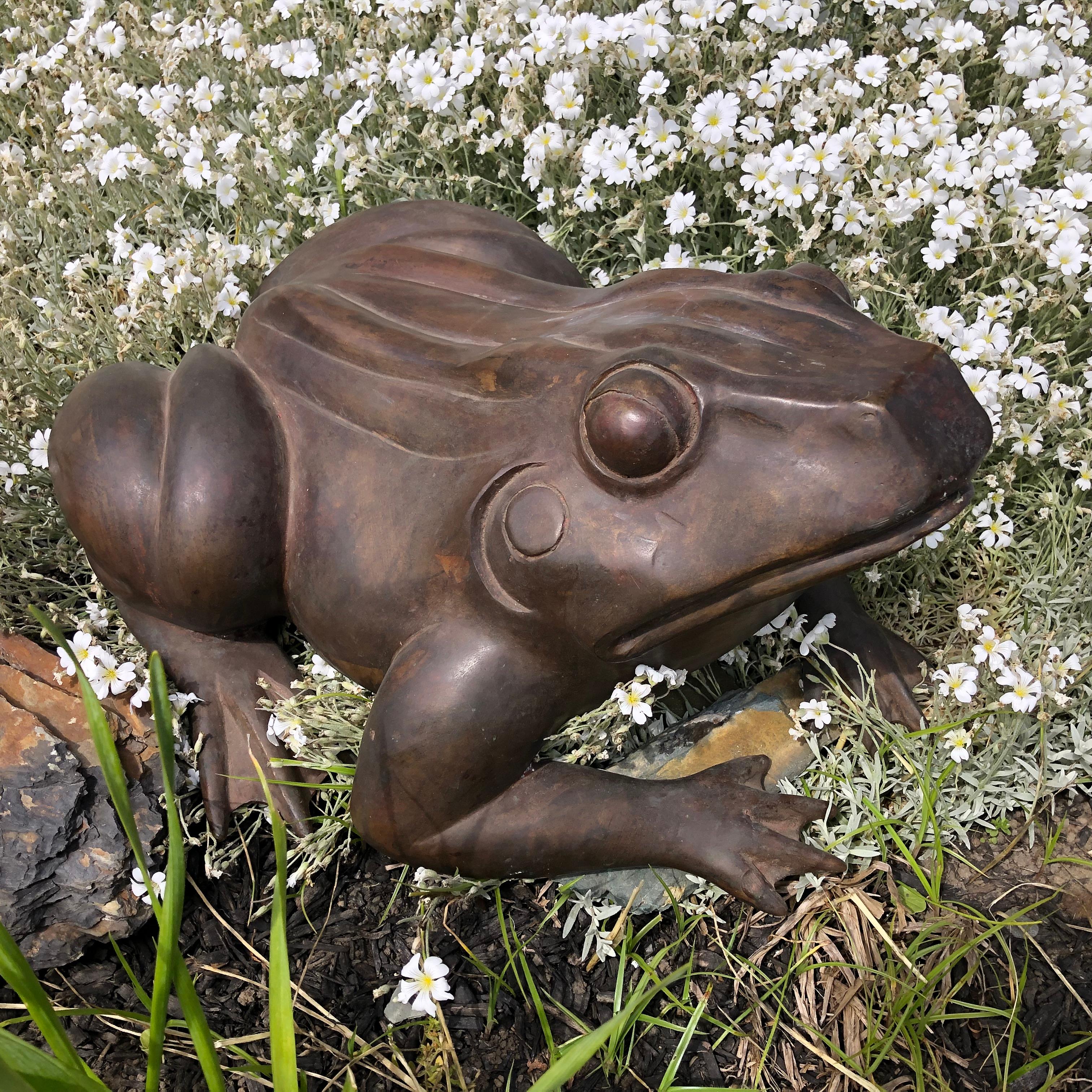 japan frog statue