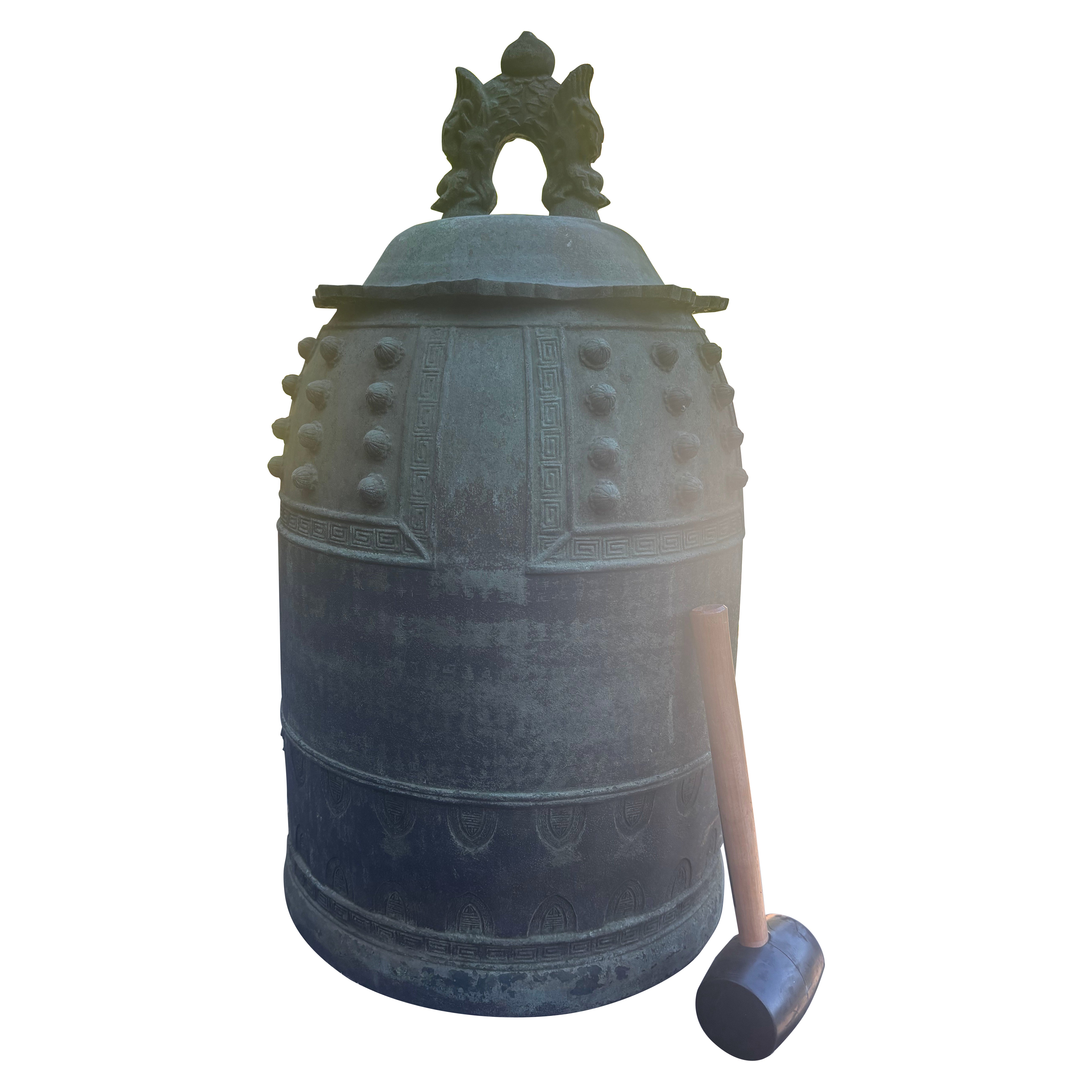 Cloche de temple japonaise géante en bronze ancien Bonsho Inscriptions anciennes spéciales, 27". en vente