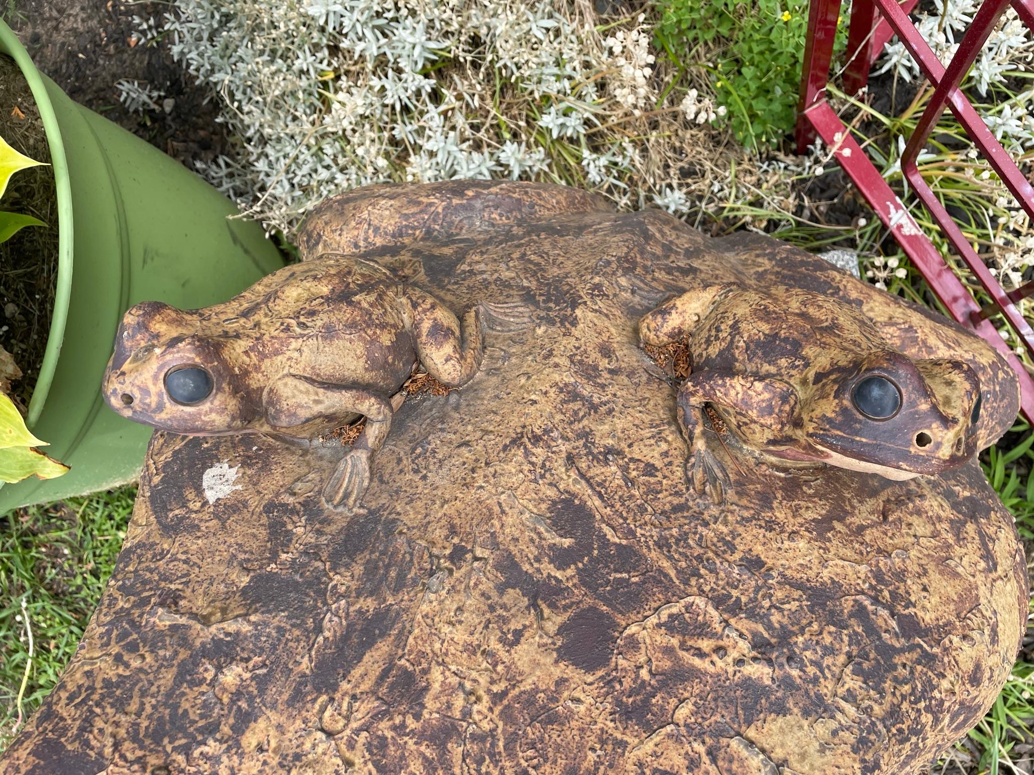 Frog et famille japonaise géant de jardin antique en vente 4