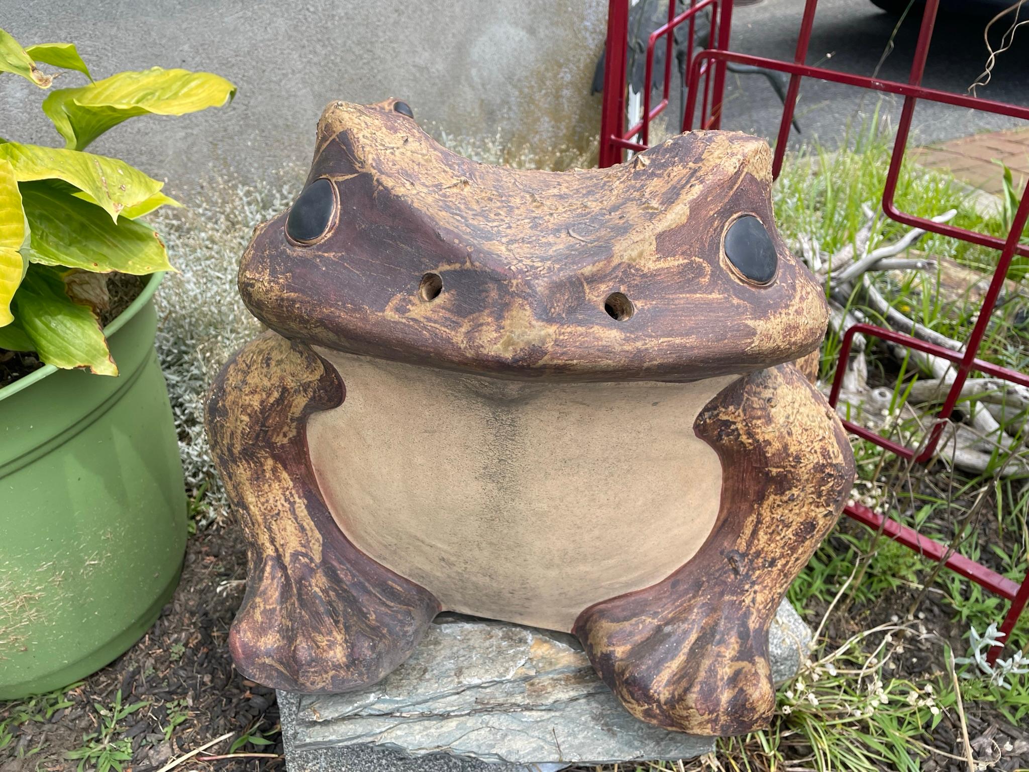 Vernissé Frog et famille japonaise géant de jardin antique en vente