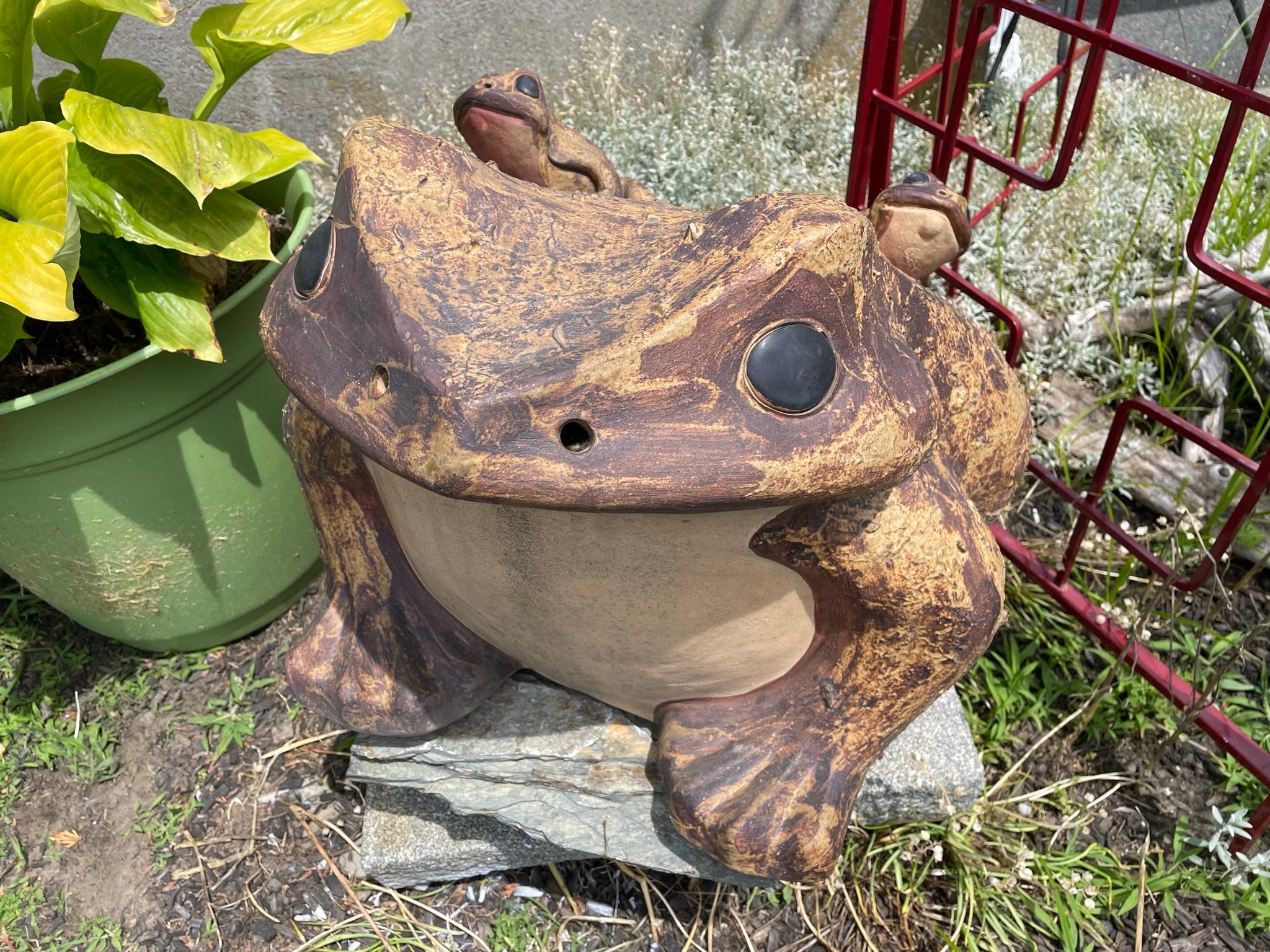 Frog et famille japonaise géant de jardin antique Bon état - En vente à South Burlington, VT