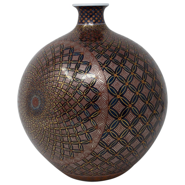 Vase japonais en porcelaine bleu, rouge, or et platine par un maître