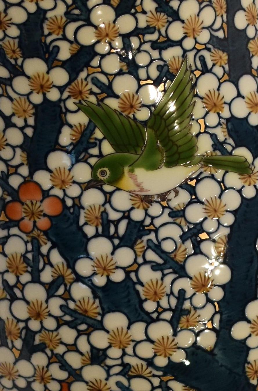 Jarrón de porcelana japonesa, pintado a mano de forma extremadamente intrincada en azul intenso, blanco y dorado sobre un cuerpo de forma única, una obra maestra firmada por el aclamado y premiado maestro artista de la porcelana en esmalte polícromo