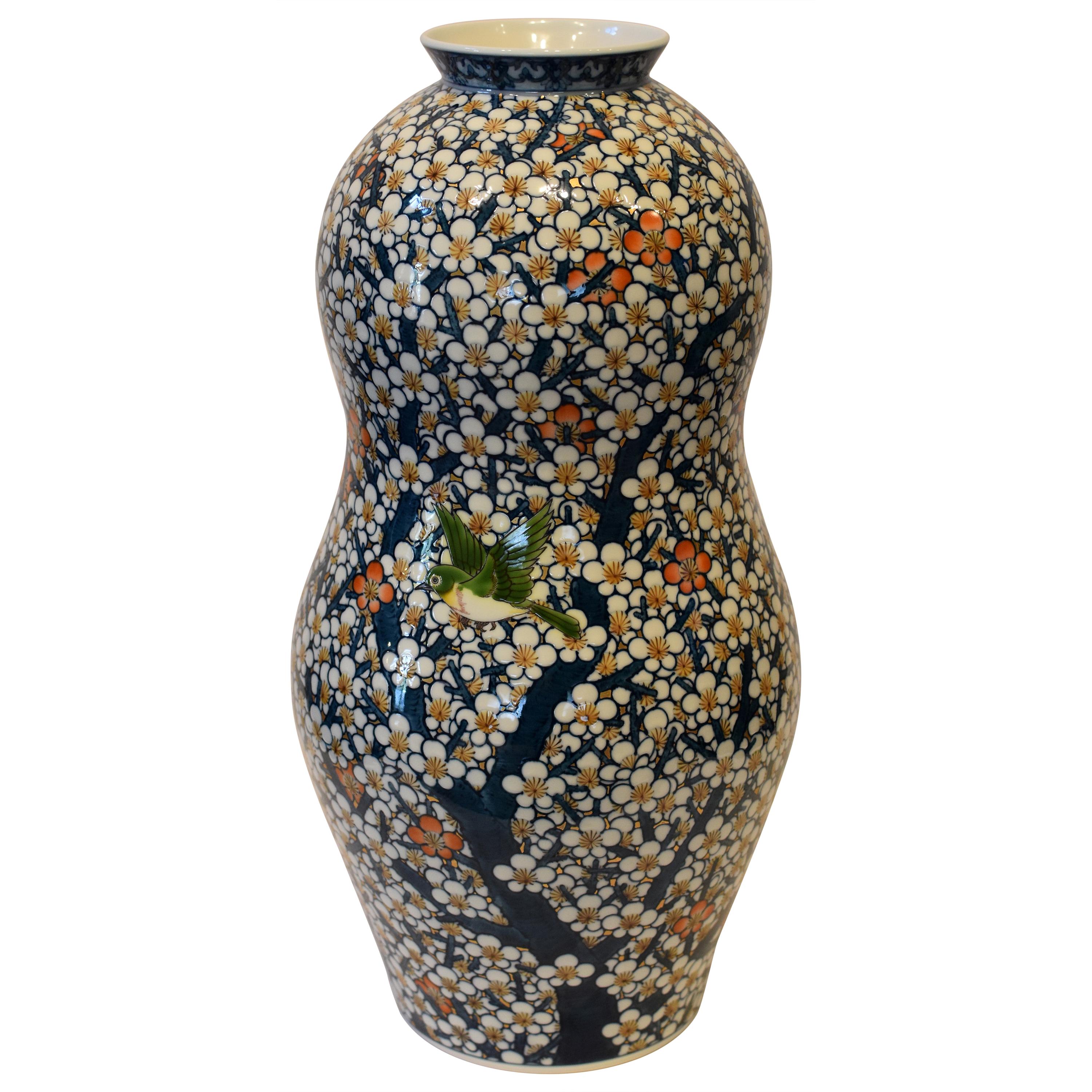 Jarrón Japonés de Porcelana Blanca Azul Dorada del Maestro Artista
