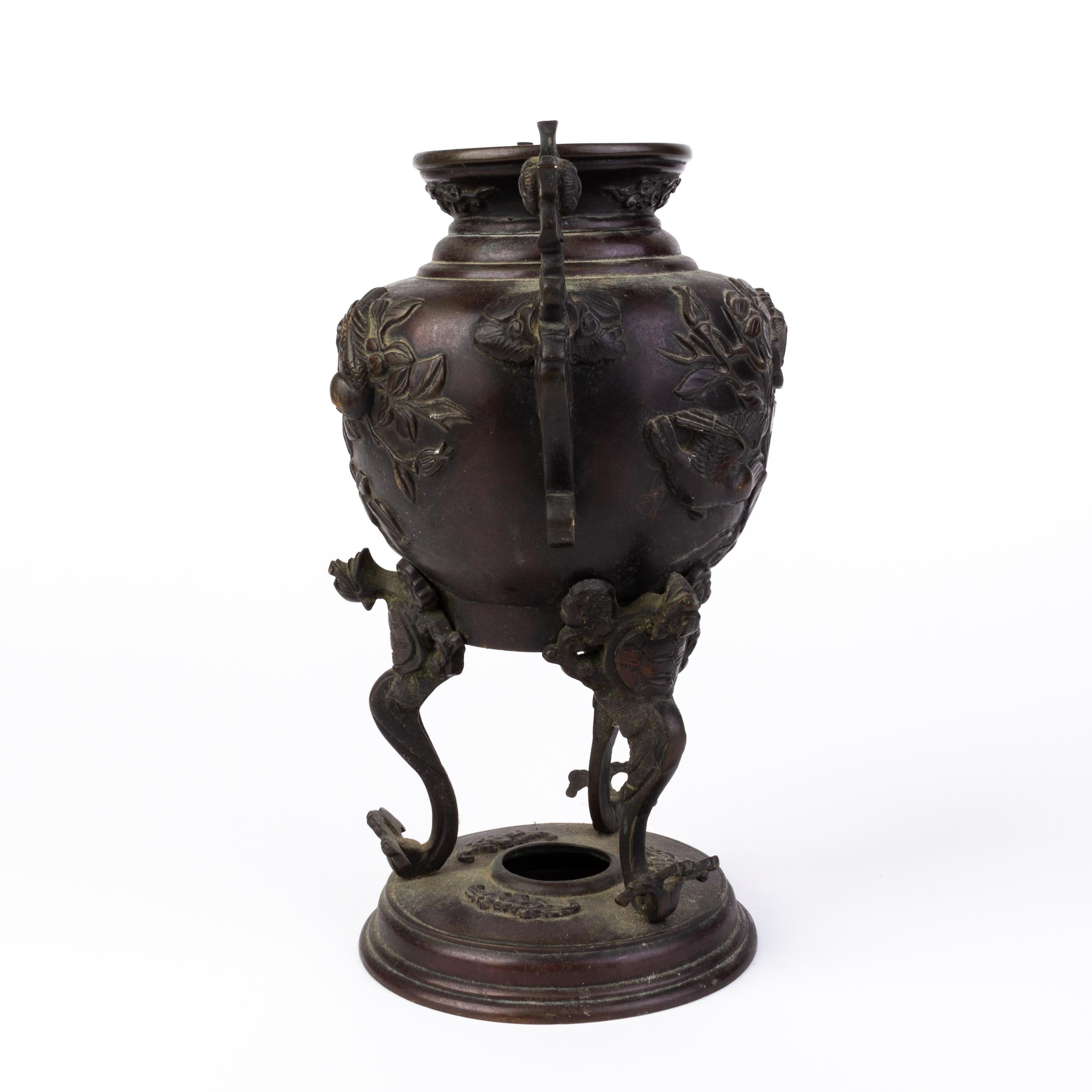 Late 19th century Japanese bronze censer vase.
From a private collection.
Free international shipping.