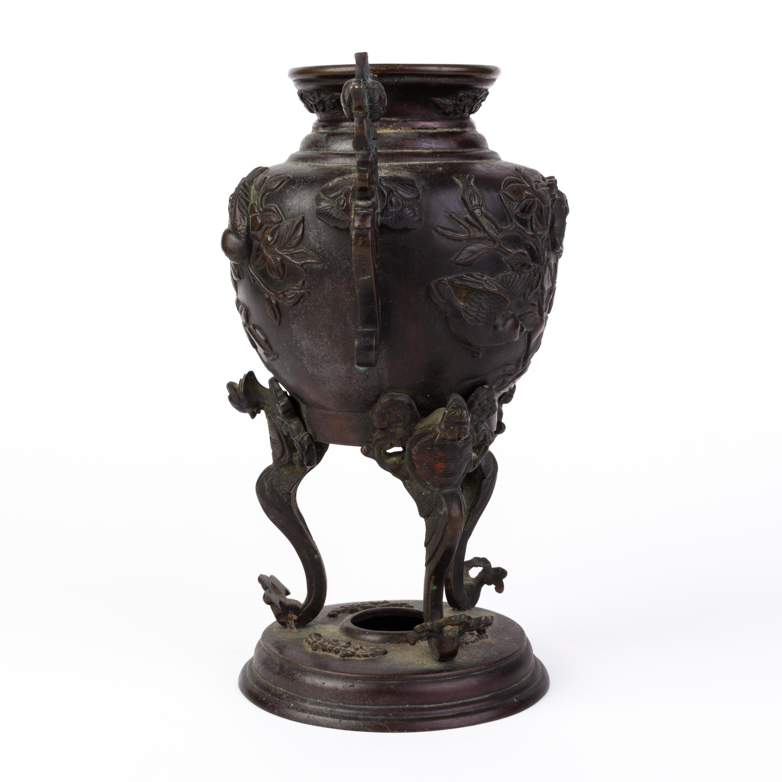 Late 19th century Japanese bronze censer vase.
From a private collection.
Free international shipping.