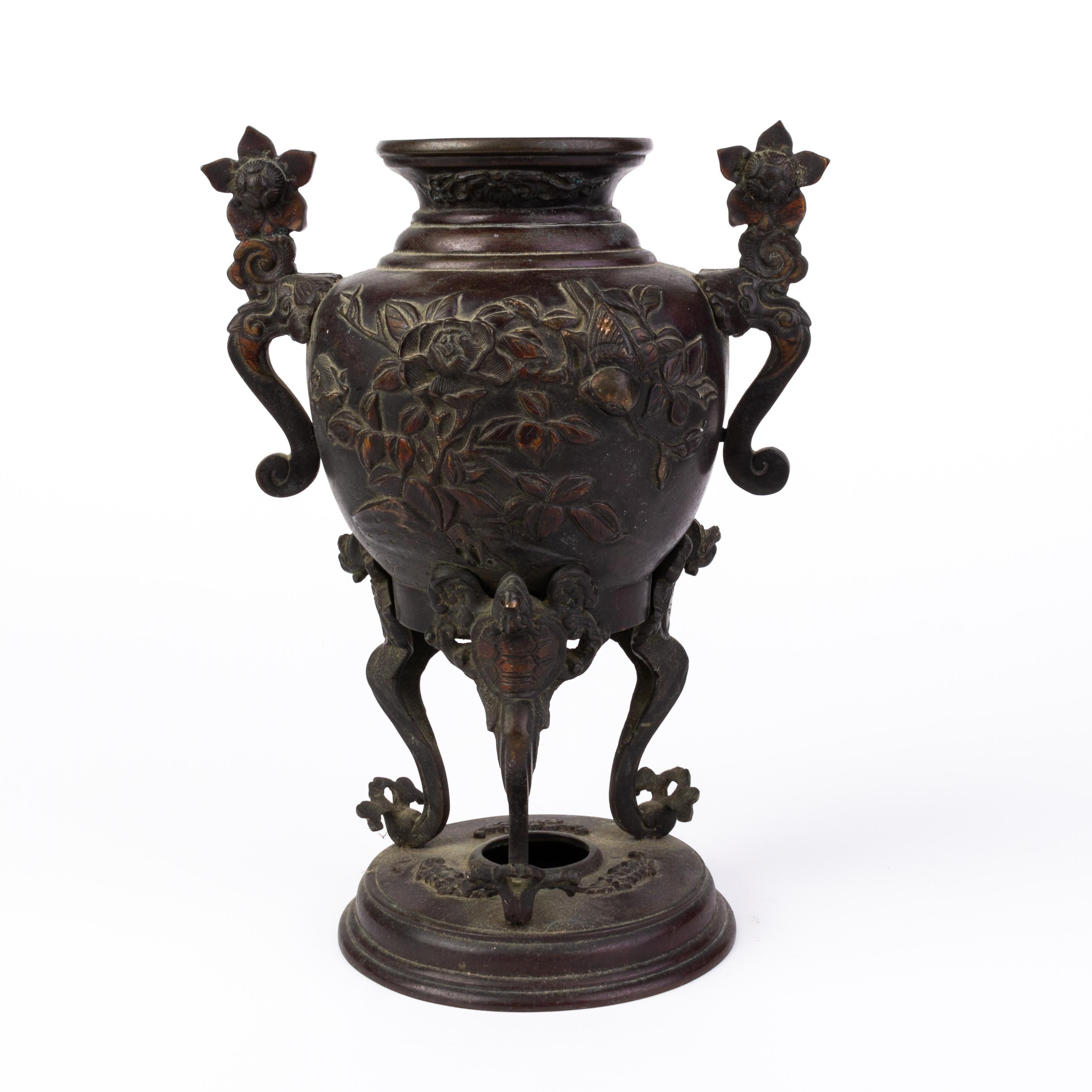 Japanese Gilded Bronze Censer Meiji Vase In Good Condition For Sale In Nottingham, GB