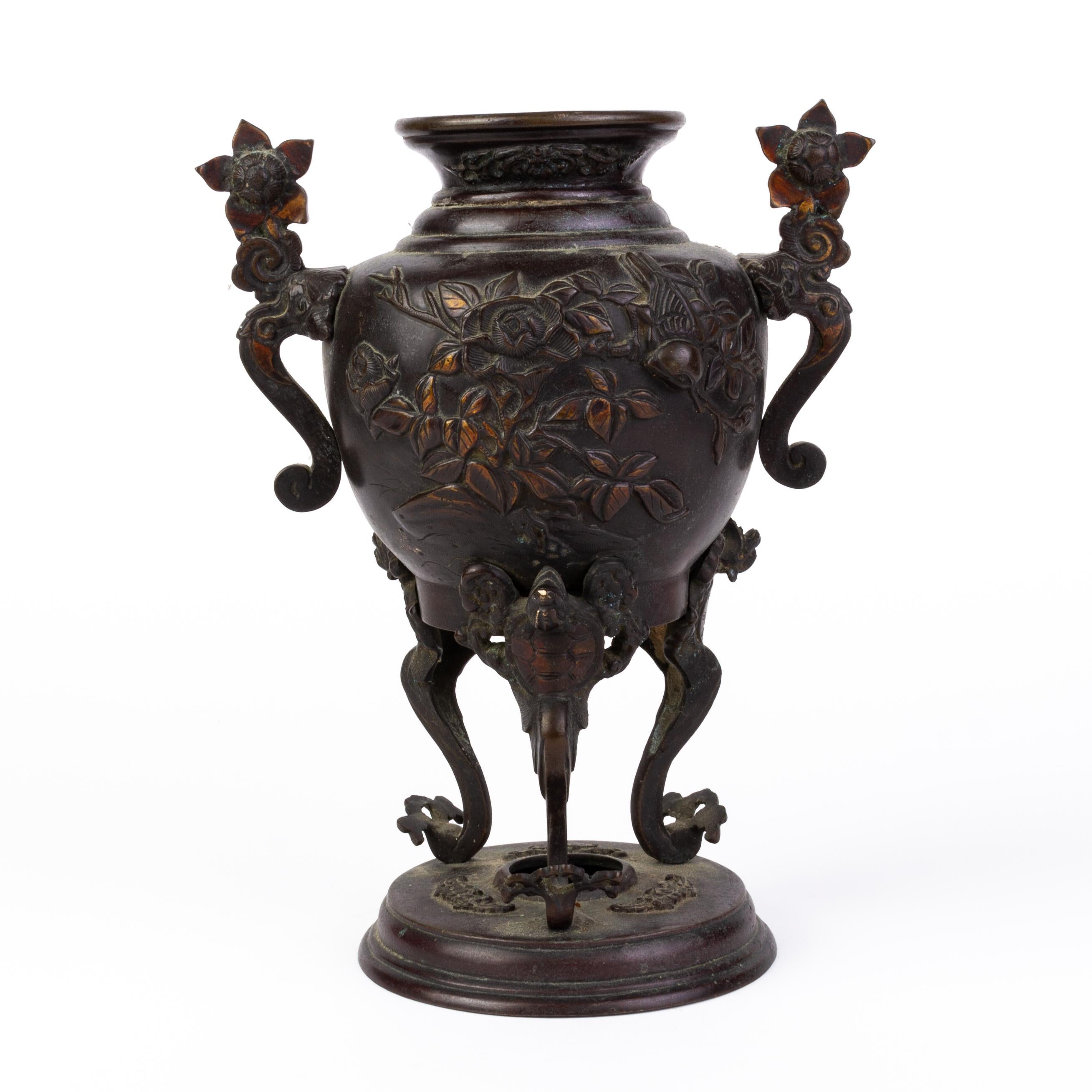 Japanese Gilded Bronze Censer Meiji Vase In Good Condition For Sale In Nottingham, GB