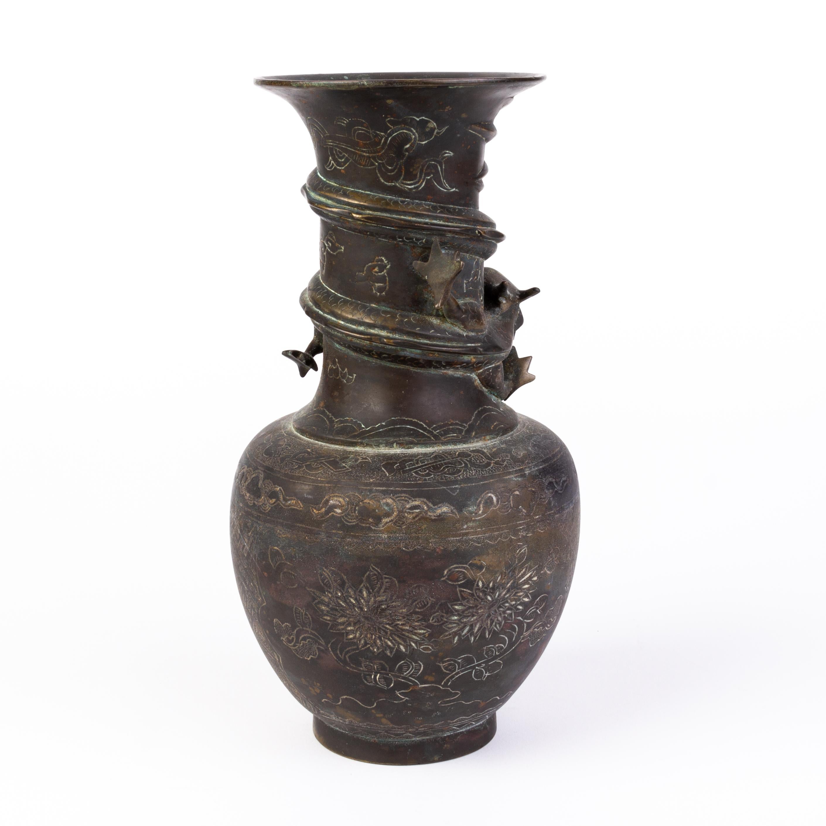 Late 19th century Japanese bronze vase, decorated with a swirling dragon.
Free international shipping.