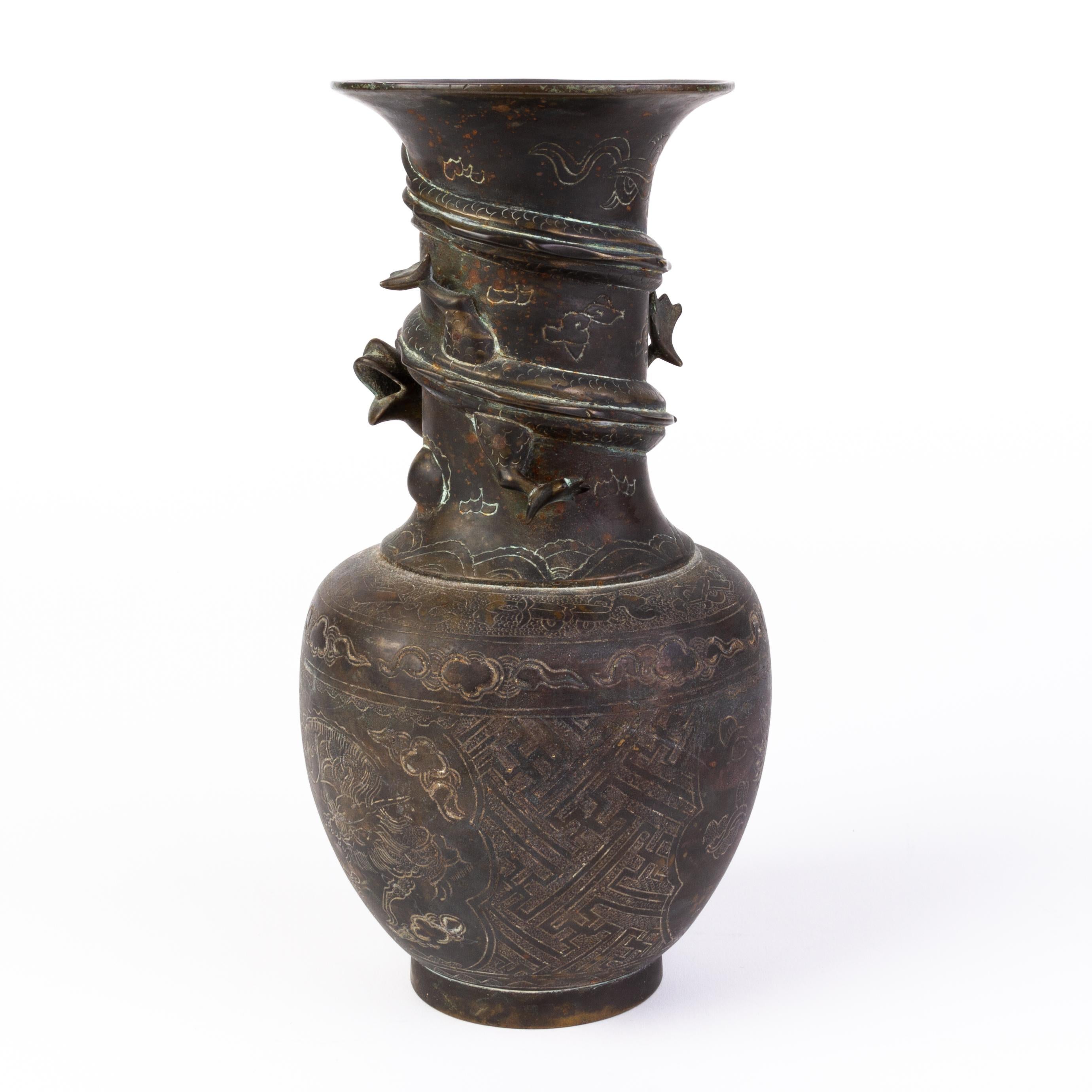 Japanese Gilded Bronze Swirling Dragon Meiji Vase In Good Condition For Sale In Nottingham, GB