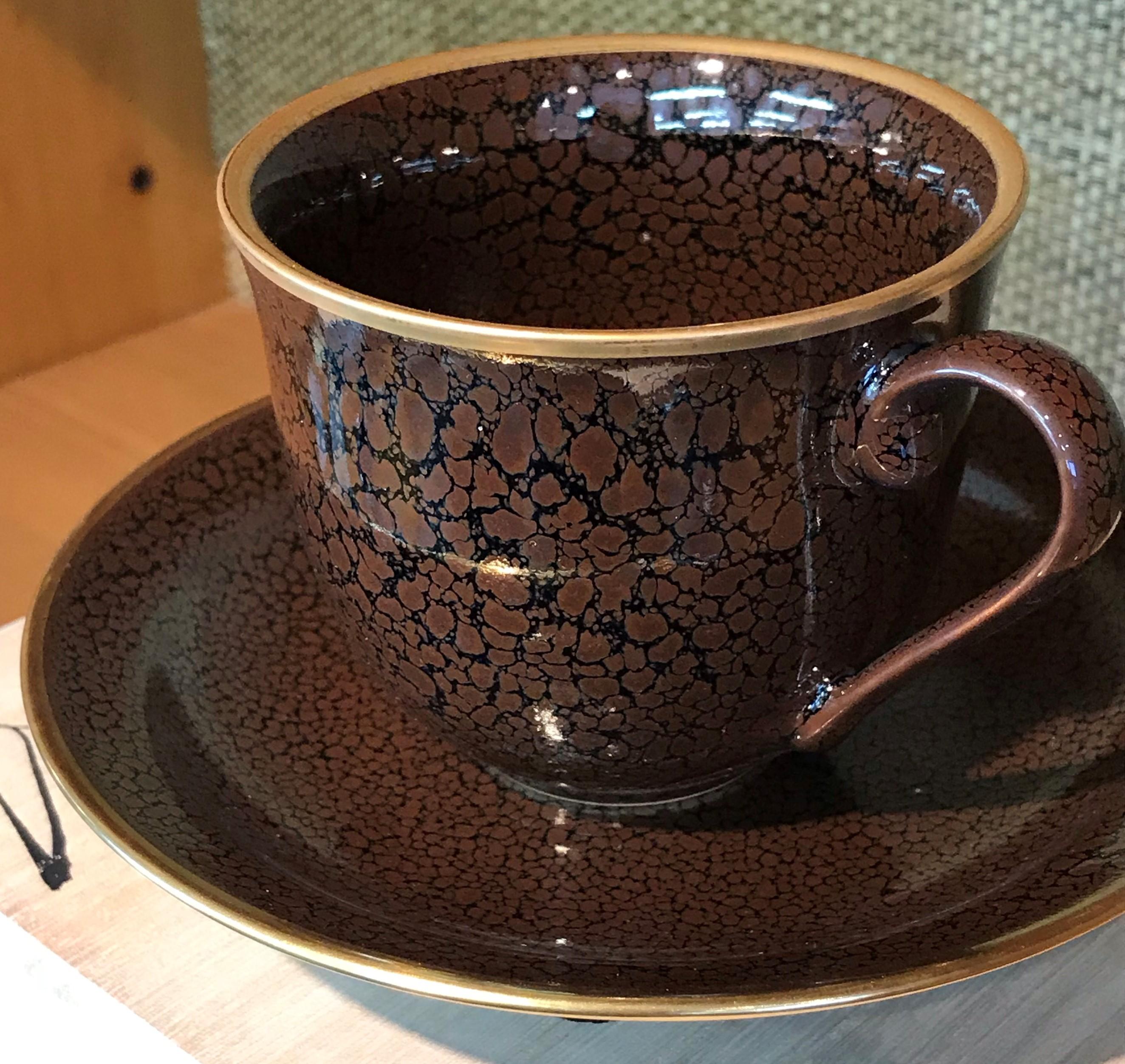 Einzigartige Tasse und Untertasse aus zeitgenössischem japanischem Porzellan, vergoldet und handglasiert in atemberaubendem Weinrot auf einem wunderschön geformten Korpus. Ein signiertes Werk aus einer der eindrucksvollsten Sammlungen des