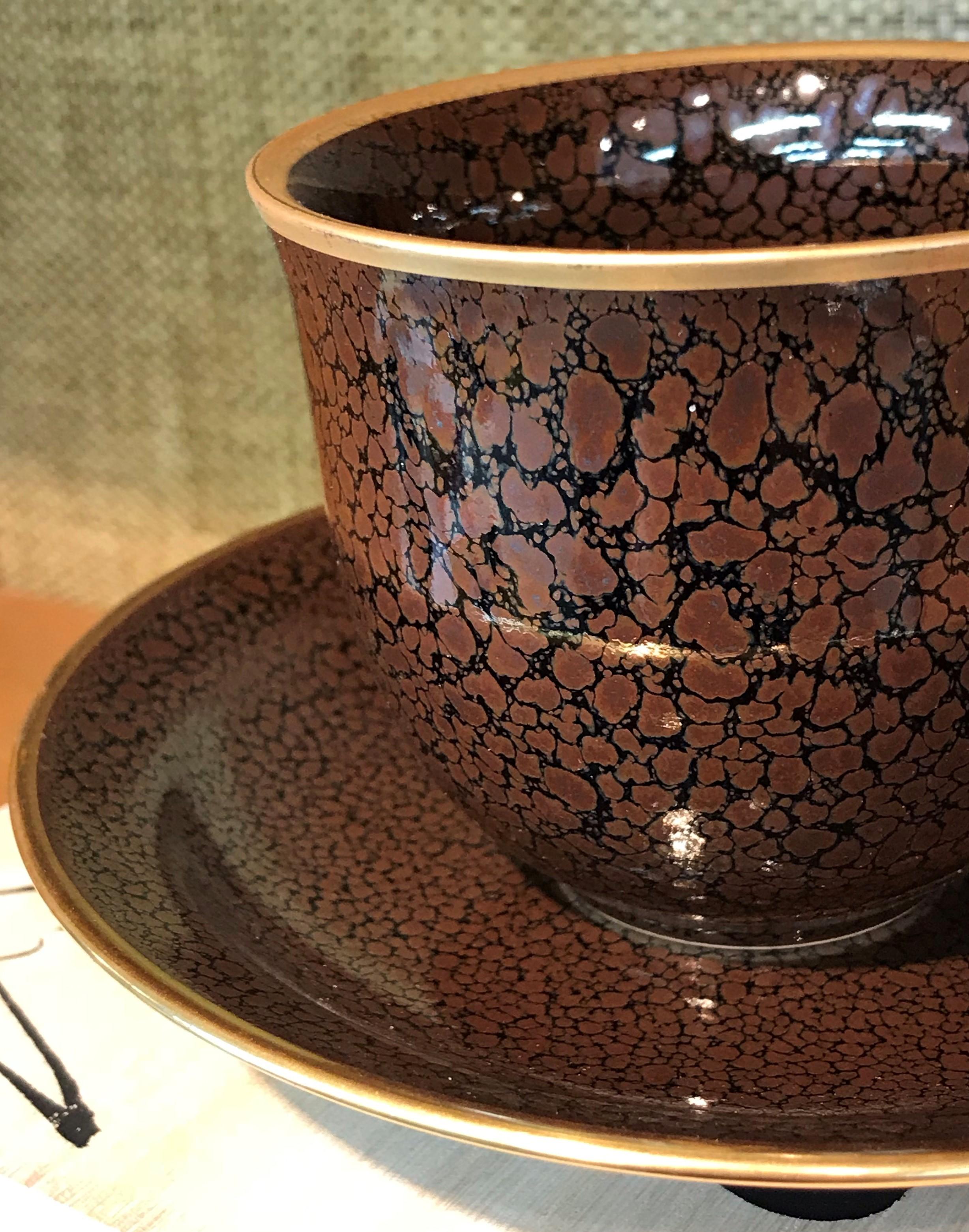 Japanese Gilded Hand-Glazed Brown Porcelain Cup and Saucer by Master Artist In New Condition In Takarazuka, JP