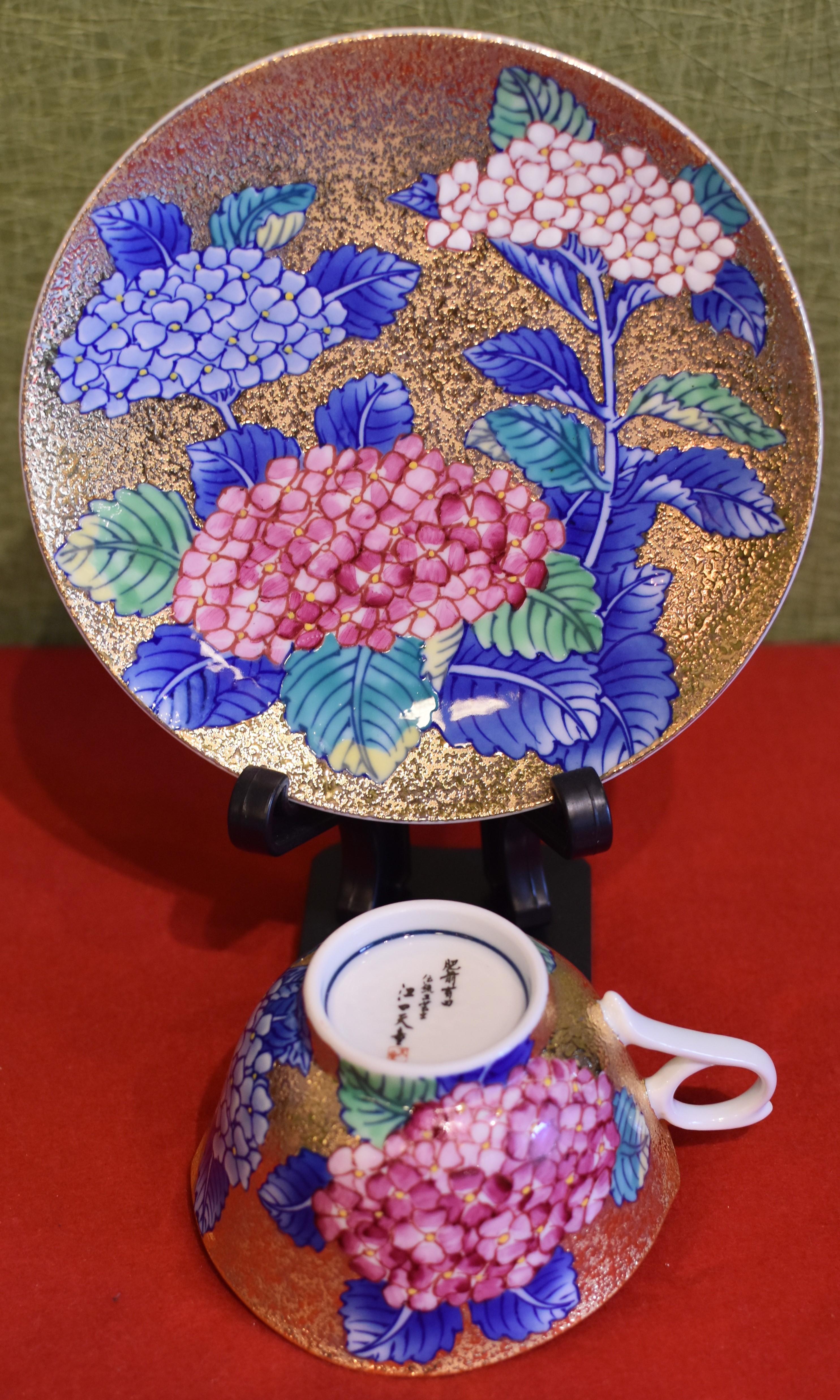 Japanische zeitgenössische japanische vergoldete rosa-blaue Porzellan Tasse und Untertasse von Meisterkünstler im Zustand „Neu“ in Takarazuka, JP
