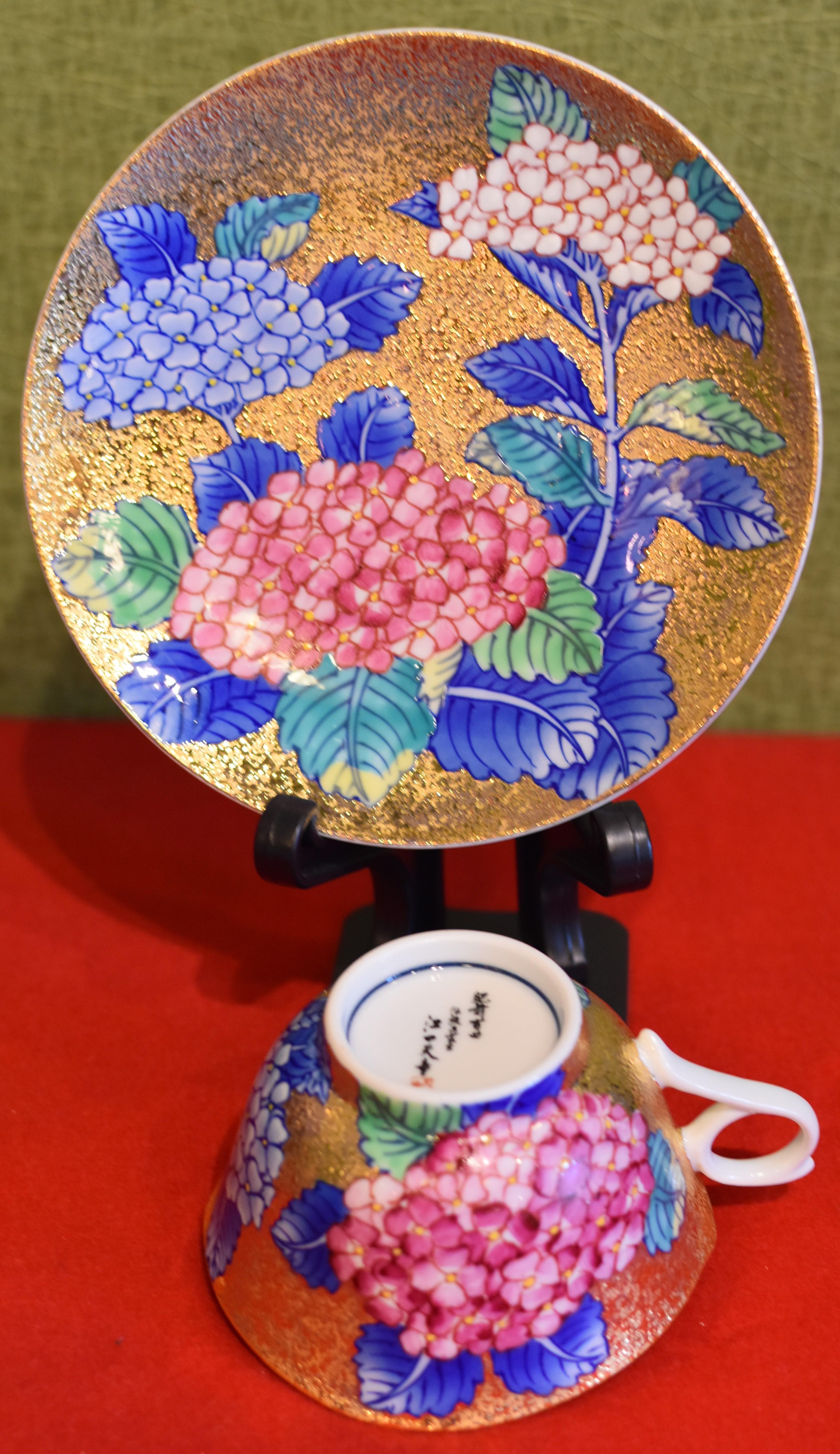 Japanische zeitgenössische japanische vergoldete rosa-blaue Porzellan Tasse und Untertasse von Meisterkünstler (Vergoldet)