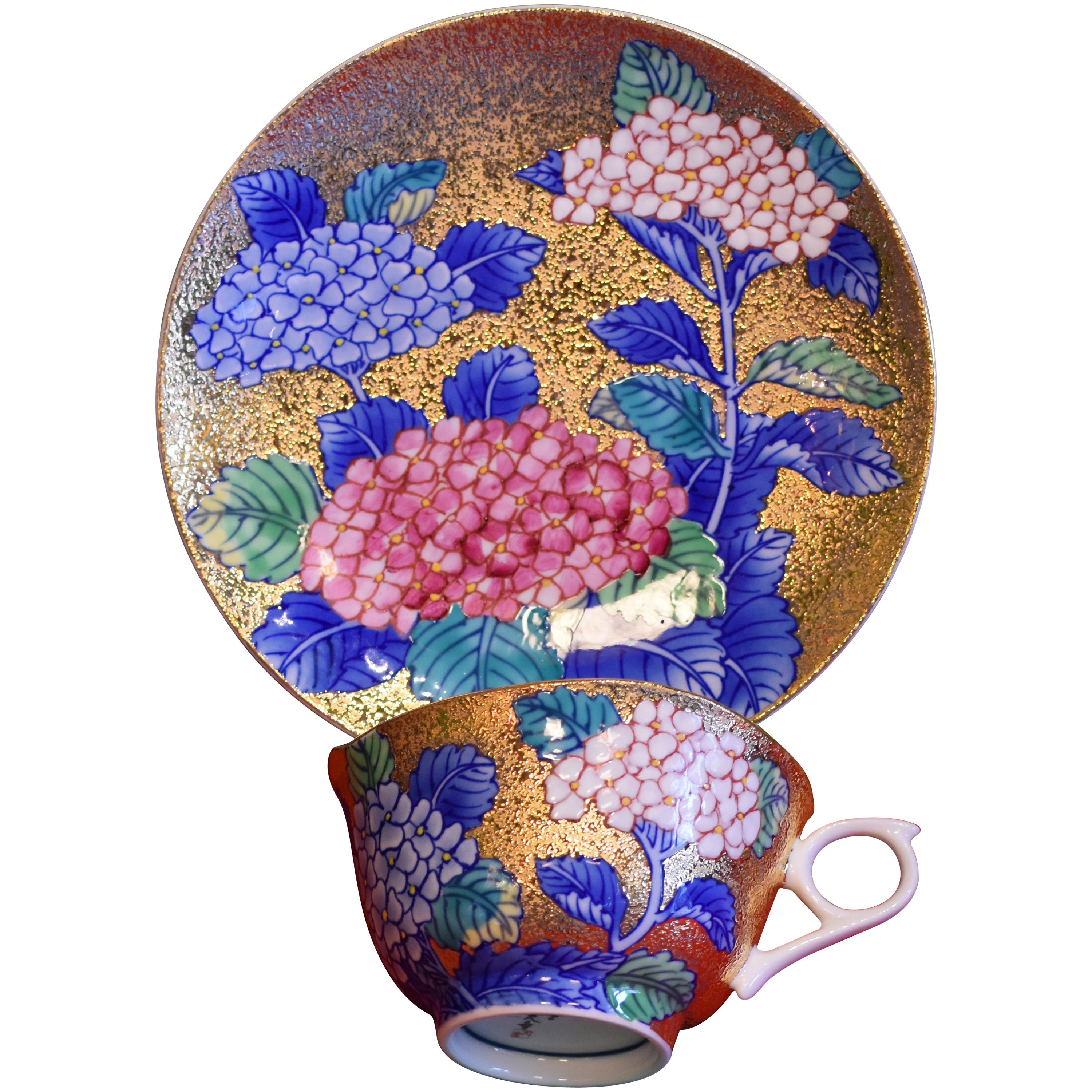 Japanische zeitgenössische japanische vergoldete rosa-blaue Porzellan Tasse und Untertasse von Meisterkünstler