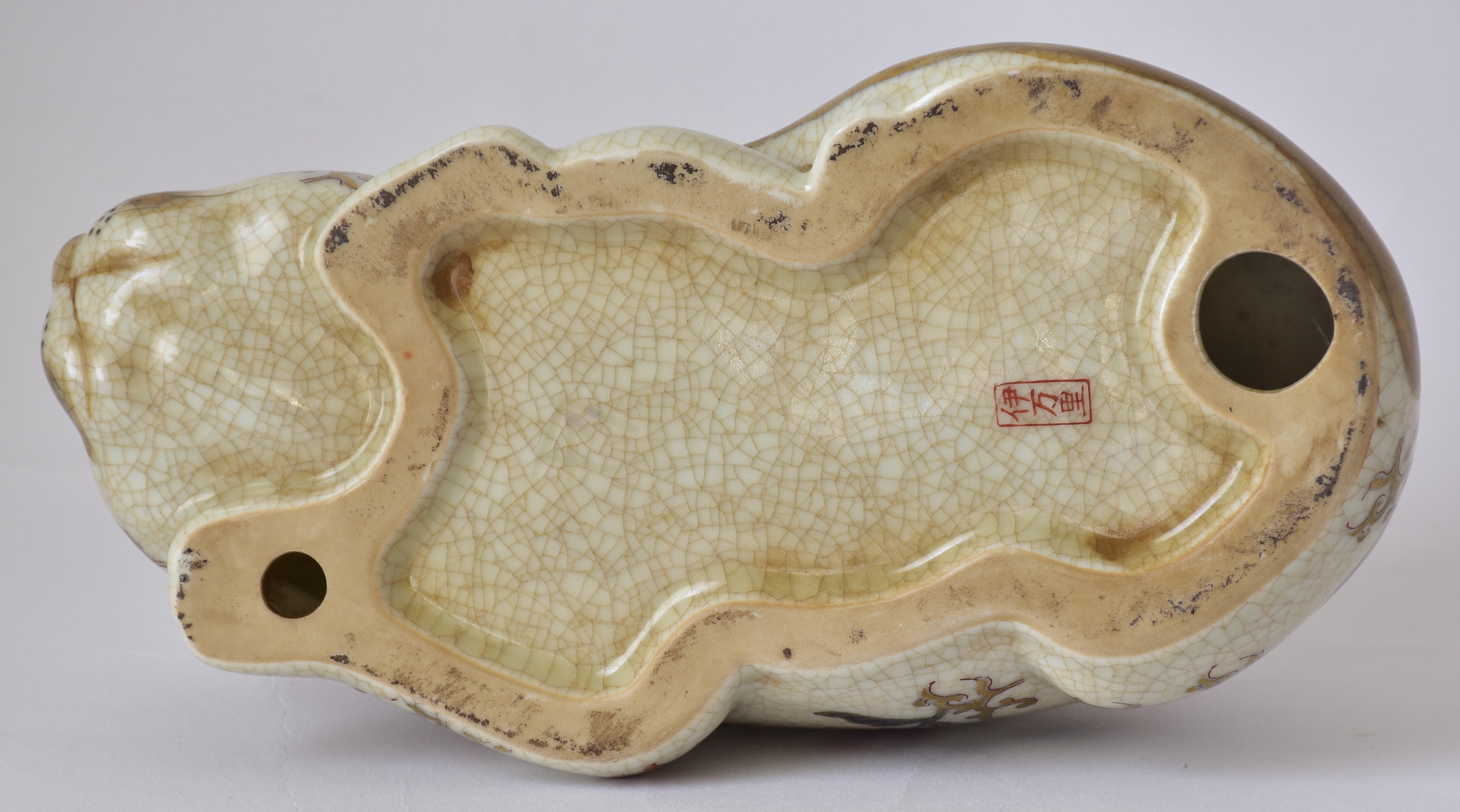 Chat endormi en porcelaine japonaise dorée rose rouge, circa 1930 2