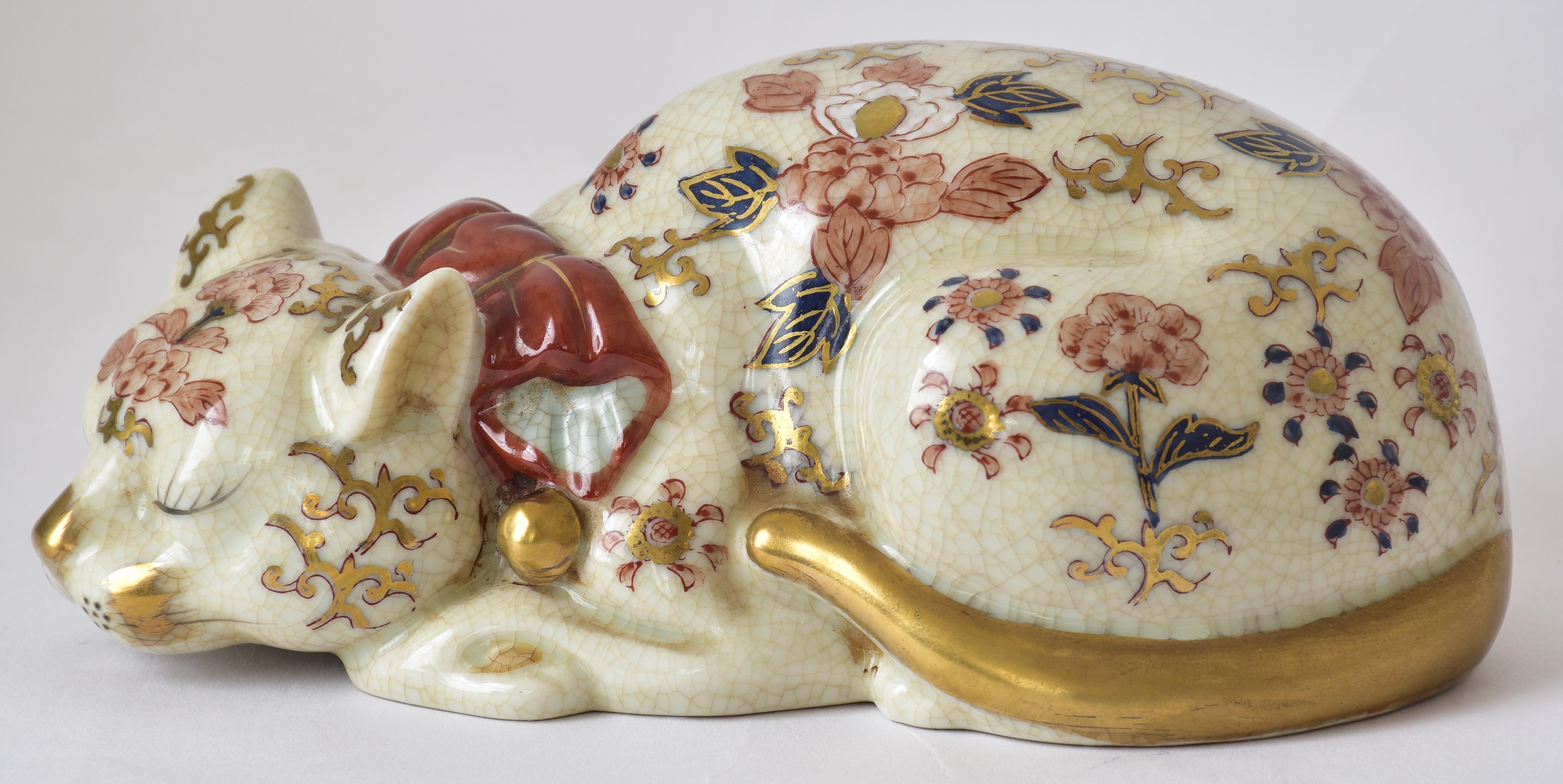 Adorable chat endormi en porcelaine craquelée japonaise vintage de la première moitié du XXe siècle, inspiré par la petite sculpture en bois à l'entrée du mausolée des shoguns Tokugawa à Nikko, au Japon, réalisée par le célèbre sculpteur et