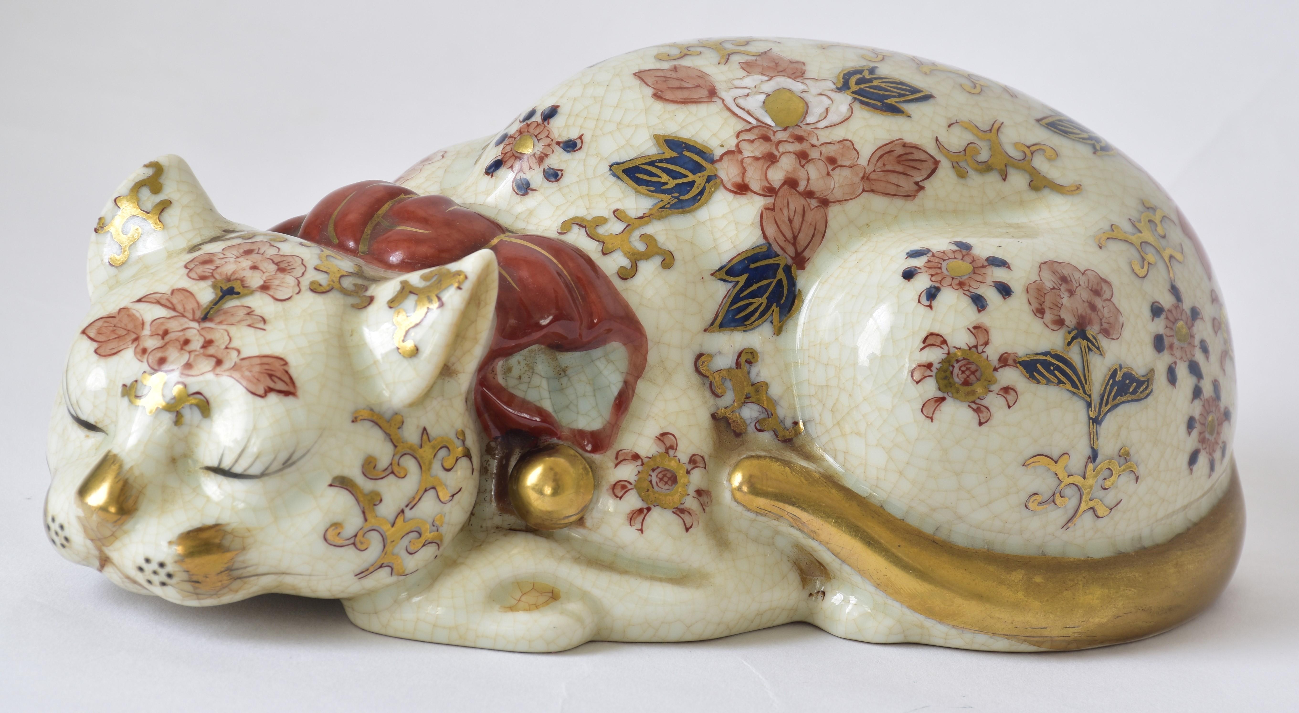 Japonais Chat endormi en porcelaine japonaise dorée rose rouge, circa 1930