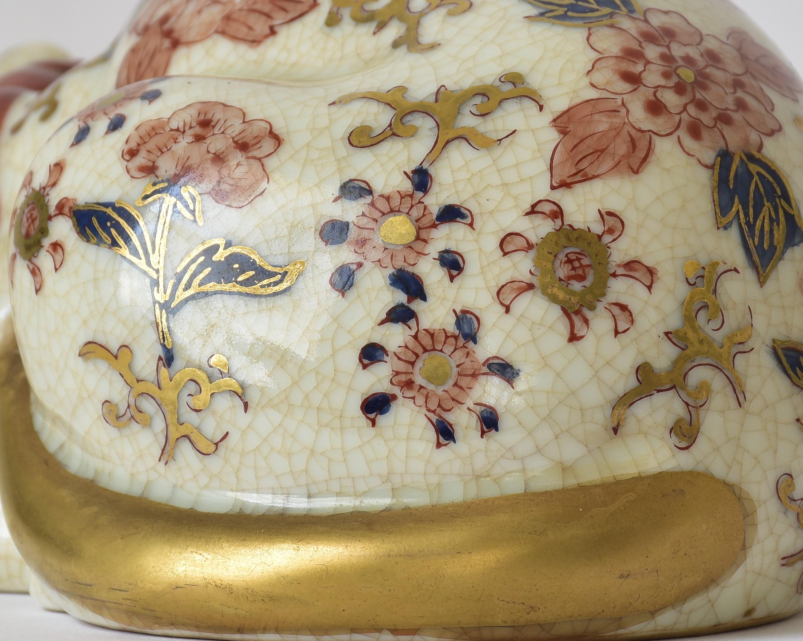 Doré Chat endormi en porcelaine japonaise dorée rose rouge, circa 1930