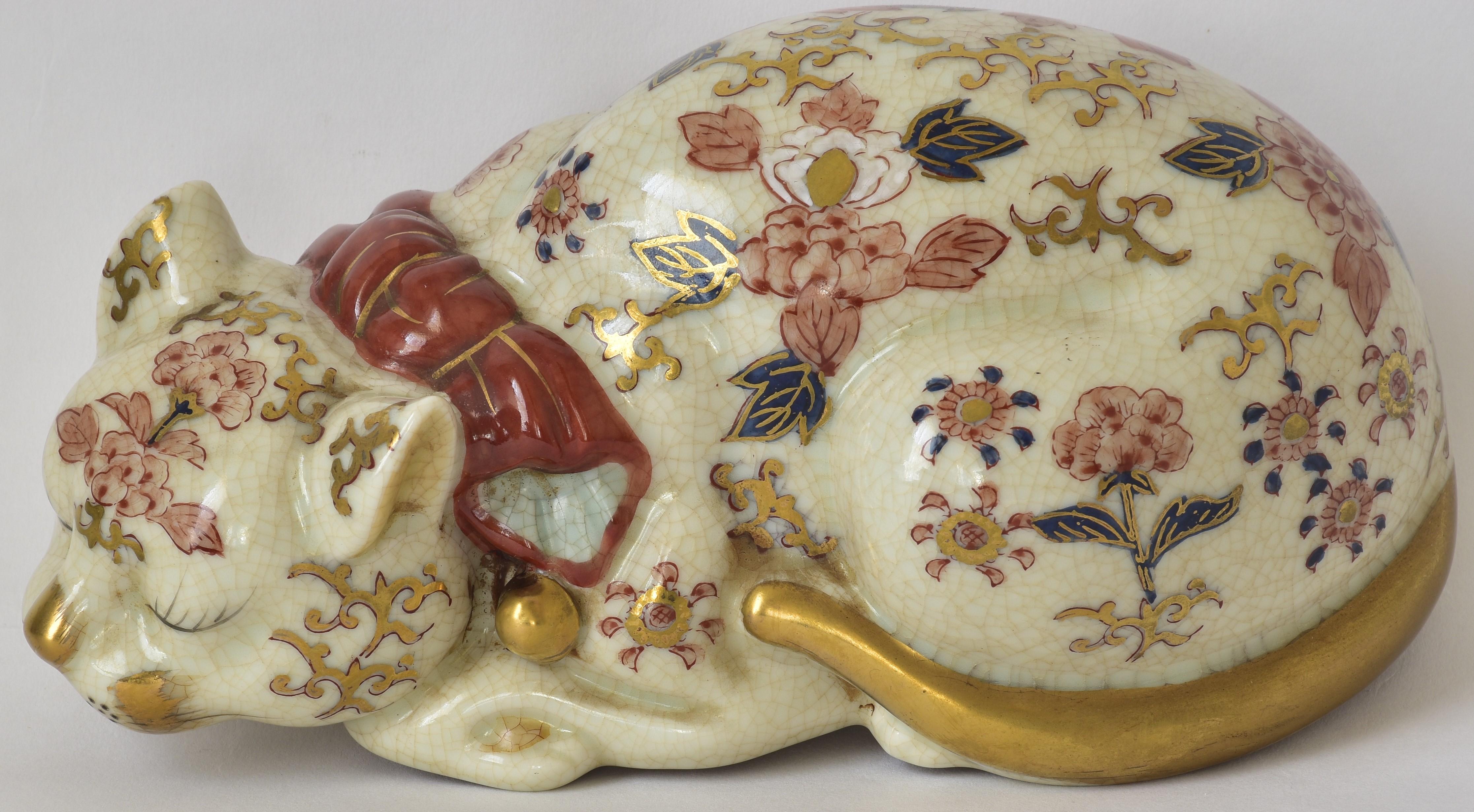 Chat endormi en porcelaine japonaise dorée rose rouge, circa 1930 Bon état à Takarazuka, JP