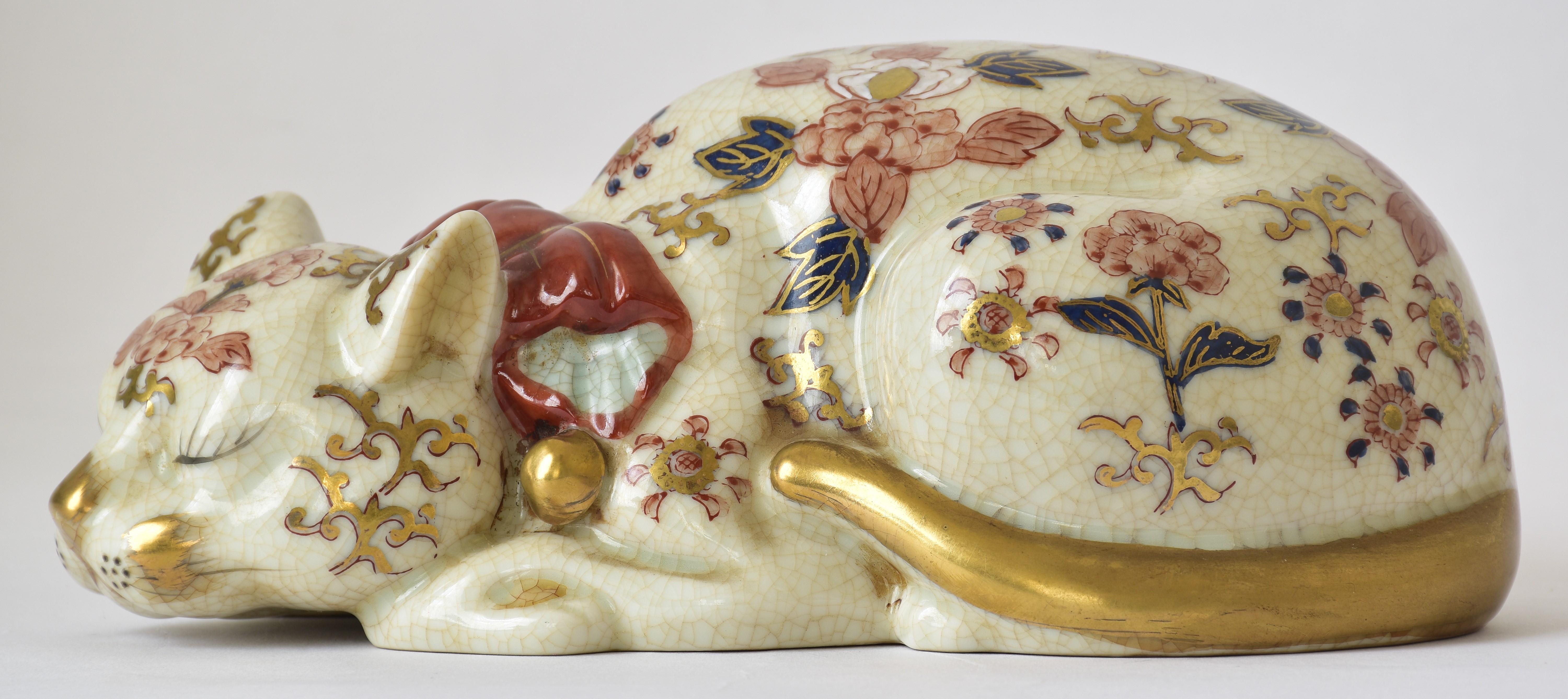 Milieu du XXe siècle Chat endormi en porcelaine japonaise dorée rose rouge, circa 1930