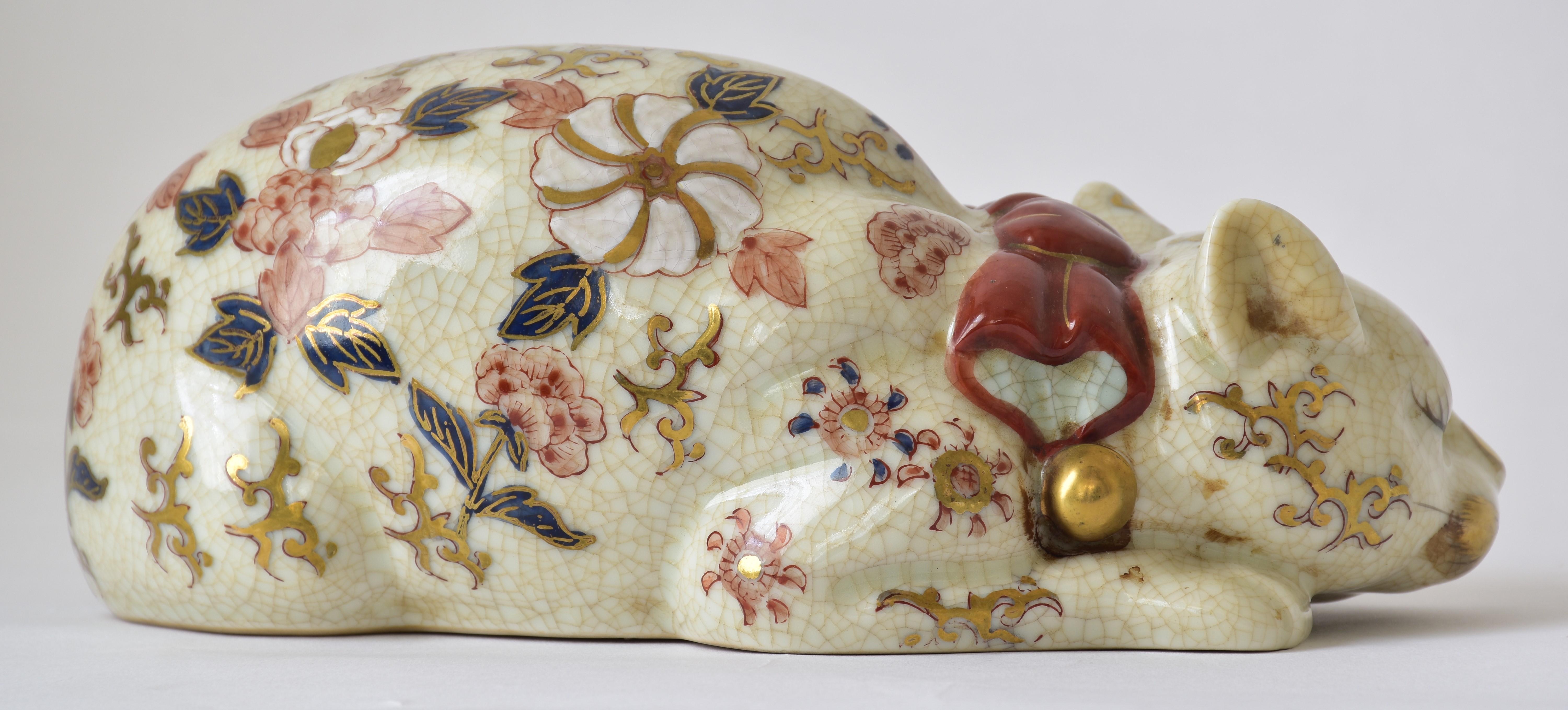 Or Chat endormi en porcelaine japonaise dorée rose rouge, circa 1930