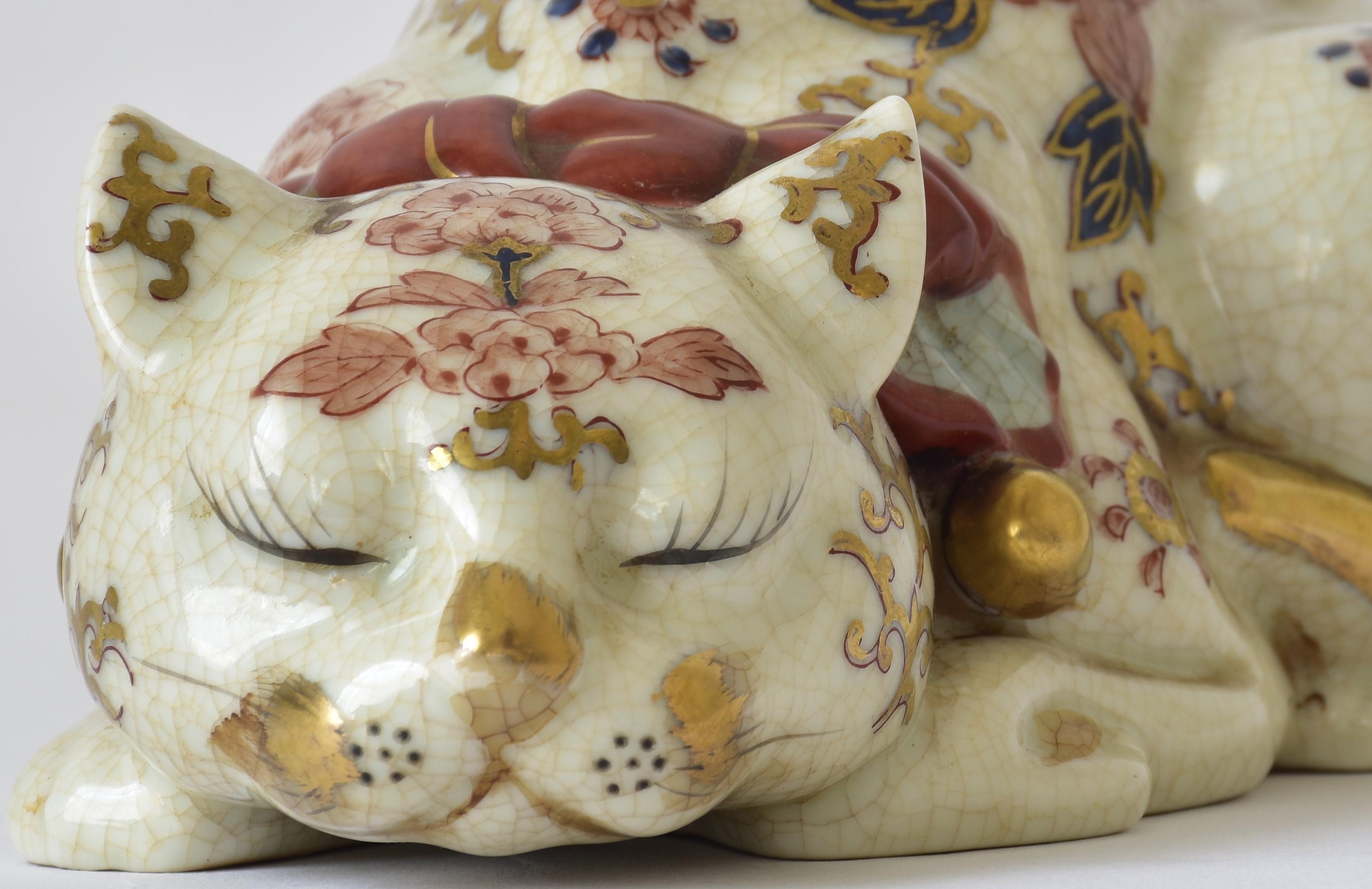 Chat endormi en porcelaine japonaise dorée rose rouge, circa 1930 1
