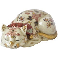 Chat endormi en porcelaine japonaise dorée rose rouge, circa 1930