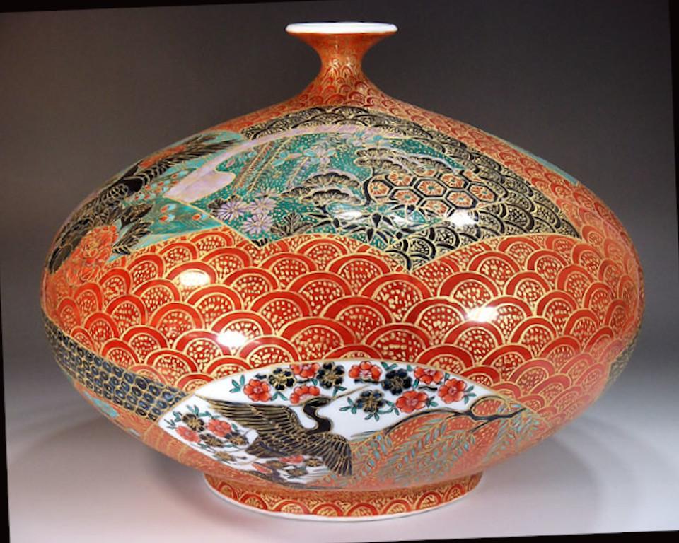 Japanese Gold Red Porcelain Vase by Contemporary Master Artist In New Condition For Sale In Takarazuka, JP