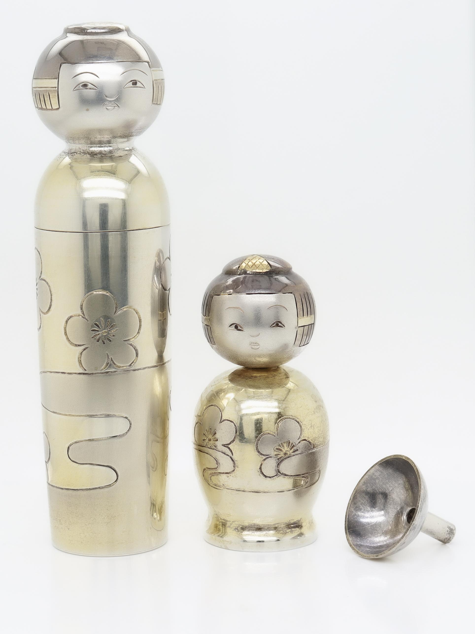 Set de rouge à lèvres et de parfum japonais vintage.

En argent fin 950 avec des accents dorés.

Comprend un porte-rouge à lèvres, un flacon de parfum et un petit entonnoir à parfum.

Chacune est décorée de motifs de fleurs et de nuages.

Marqué à
