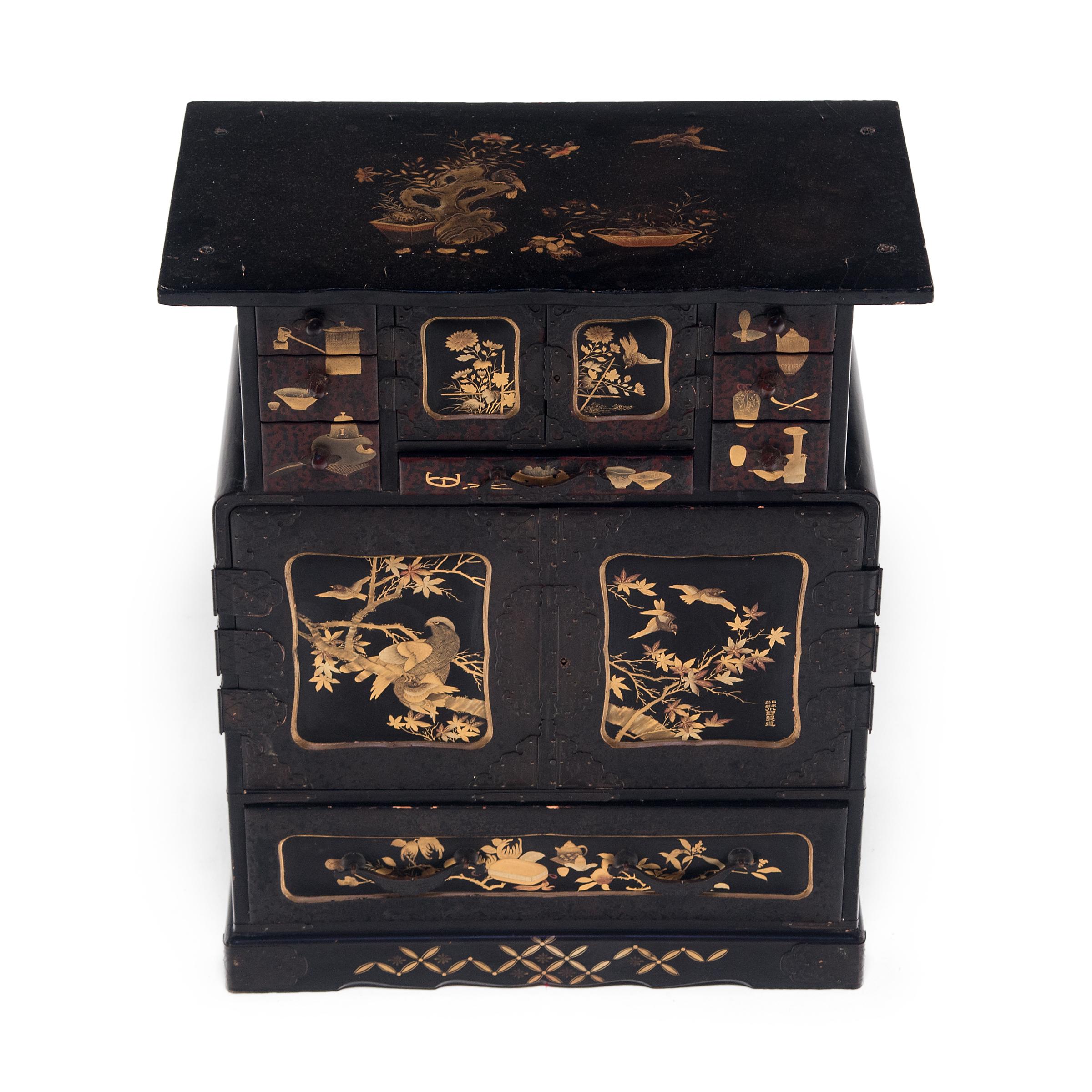 Japanese Gilt Black Lacquer Tea Chest, c. 1850 In Good Condition For Sale In Chicago, IL