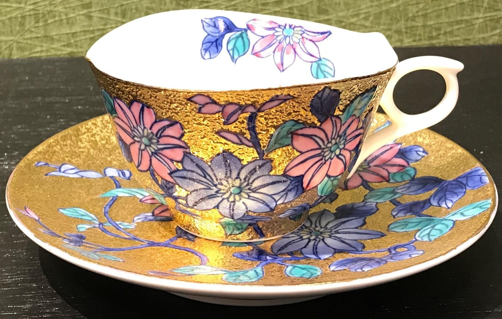 Japanische Gold Blau Rosa Porzellan Tasse und Untertasse von zeitgenössischen Meister Künstler (Vergoldet) im Angebot