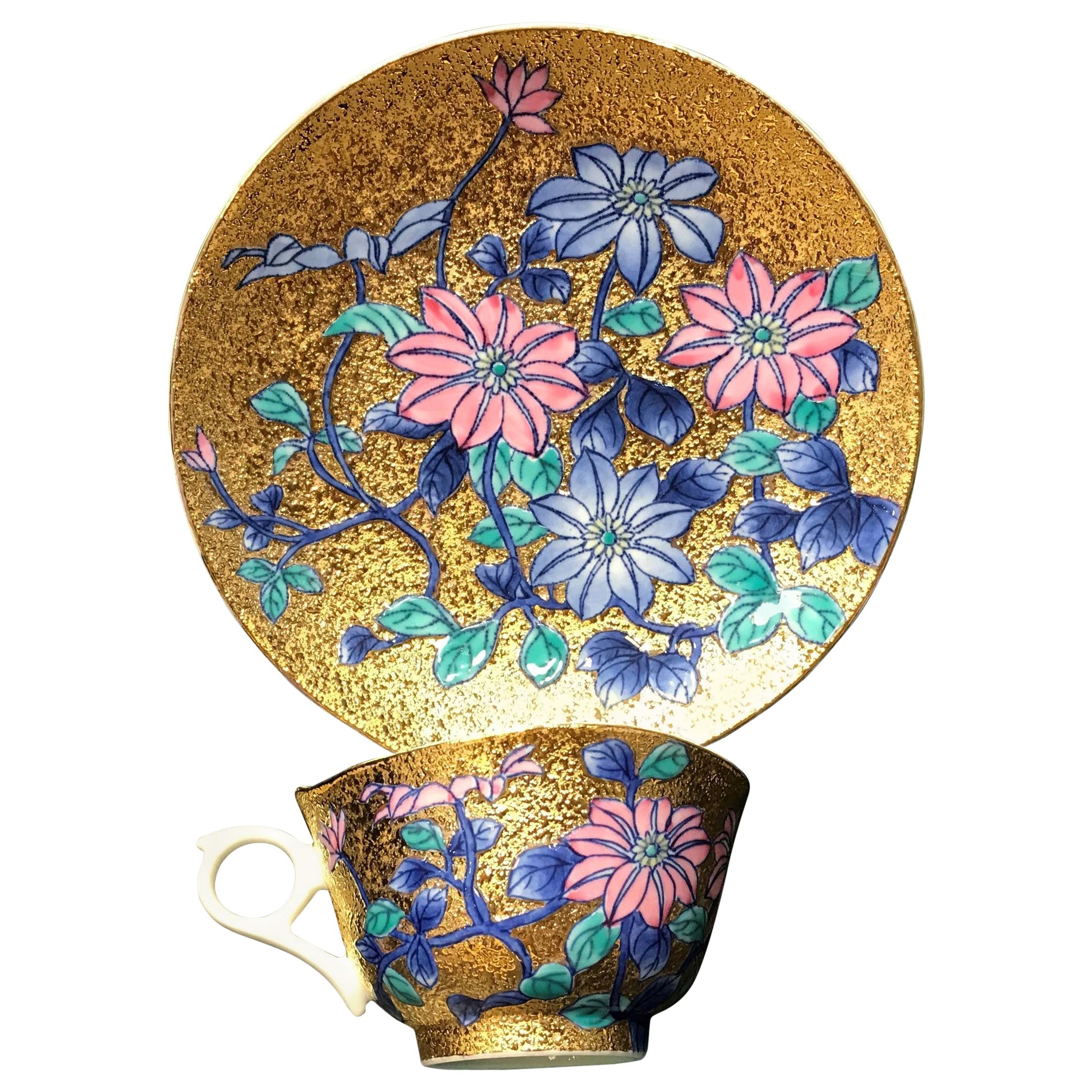 Tasse et soucoupe en porcelaine japonaise dorée:: bleue et rose par un maître artiste contemporain