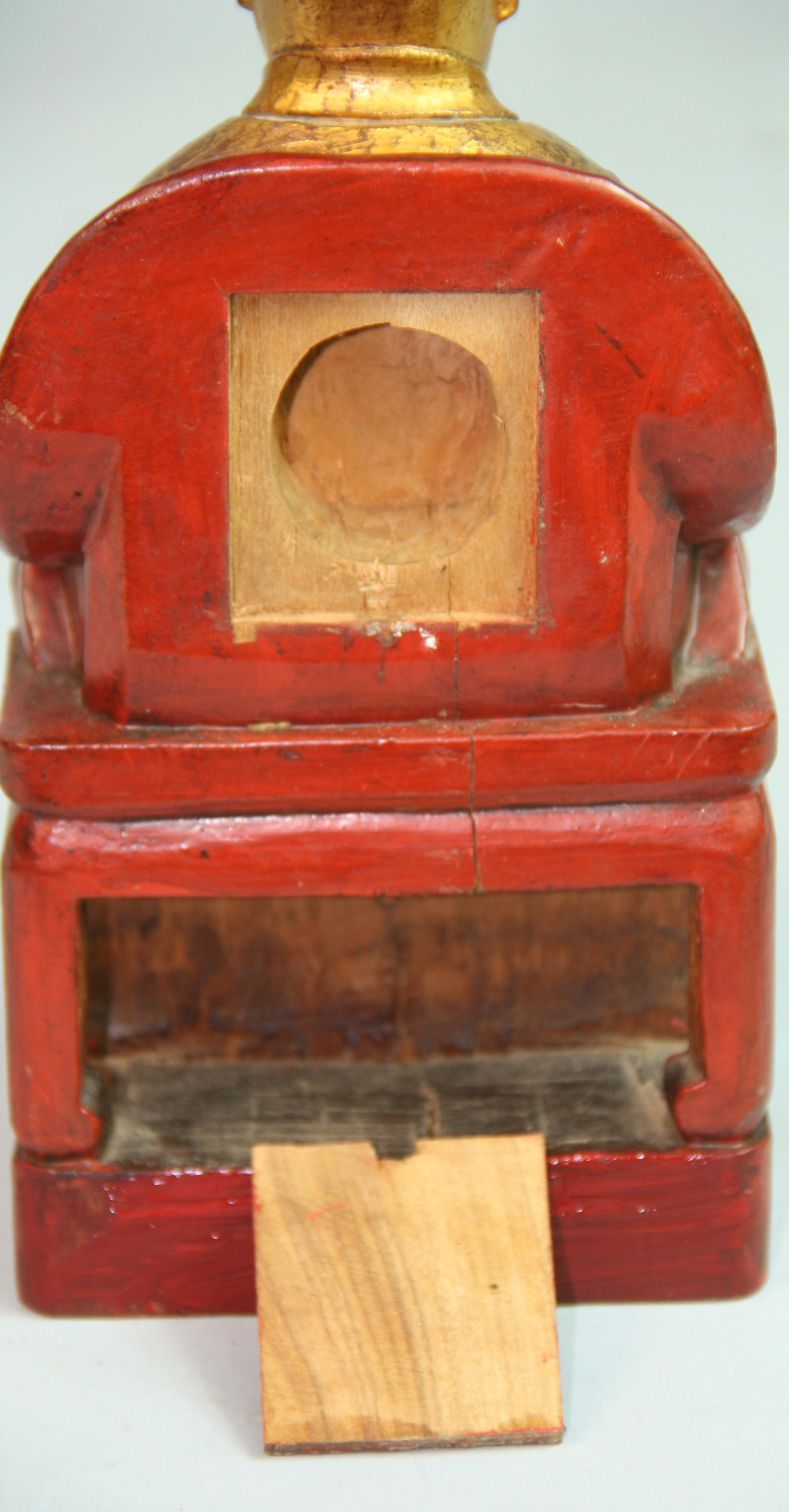 Bouddha assis japonais en bois sculpté et doré en vente 5