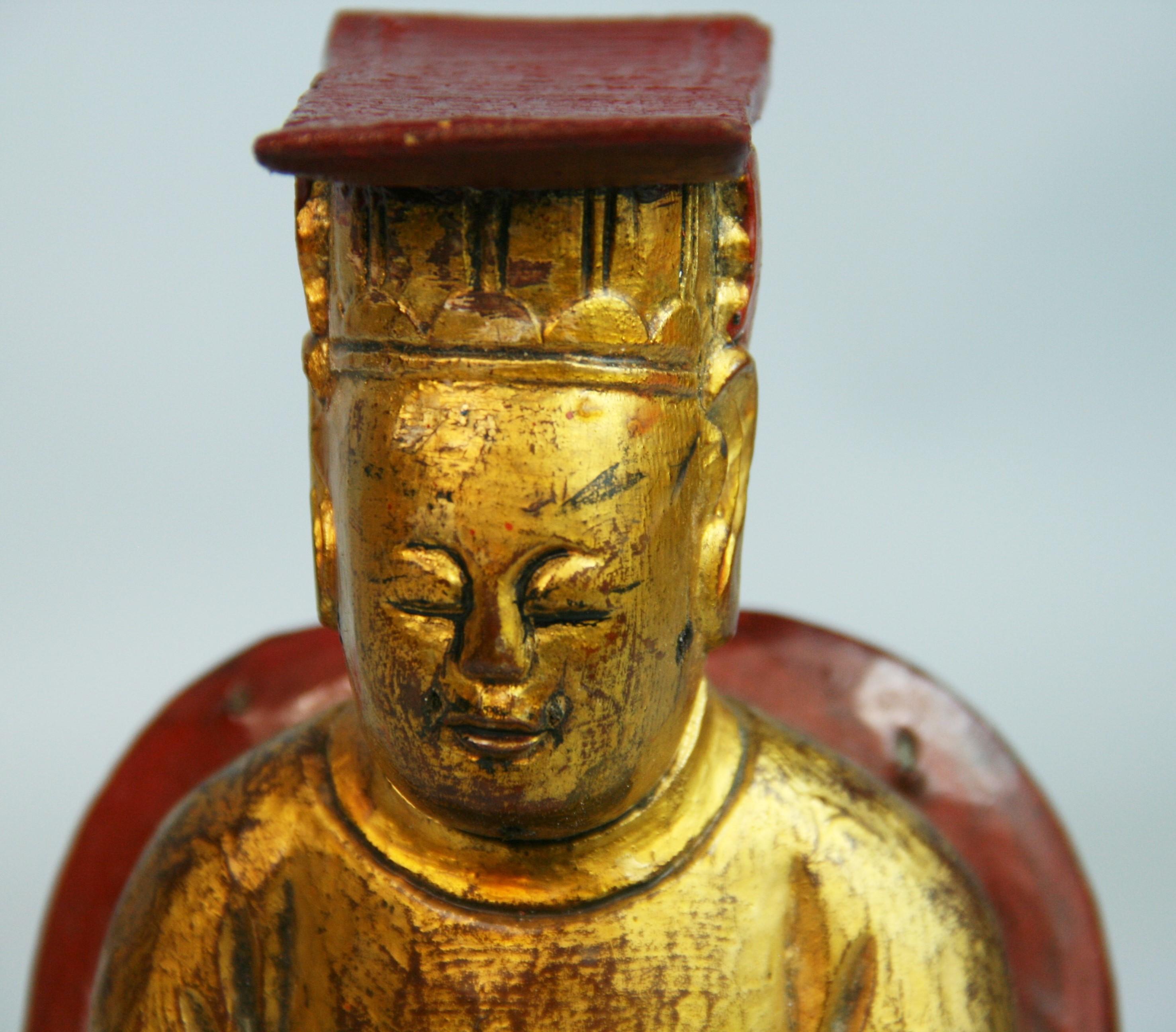 Milieu du XXe siècle Bouddha assis japonais en bois sculpté et doré en vente