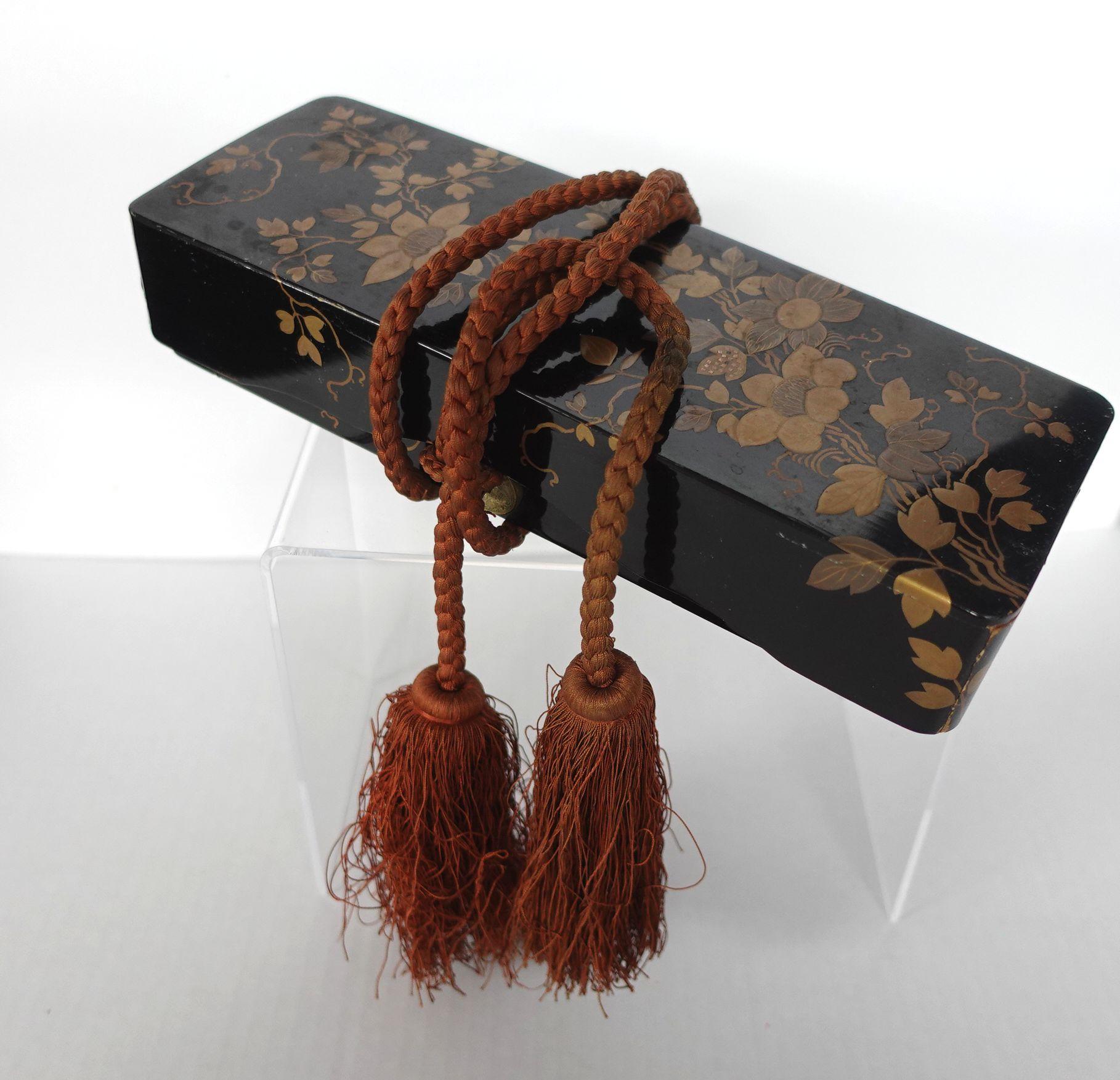 Boîte à documents en laque dorée japonaise avec un document calligraphié, peint et doré en fleurs, une œuvre d'art dédiée.
Les cordes décorées d'origine lui ont été appliquées.