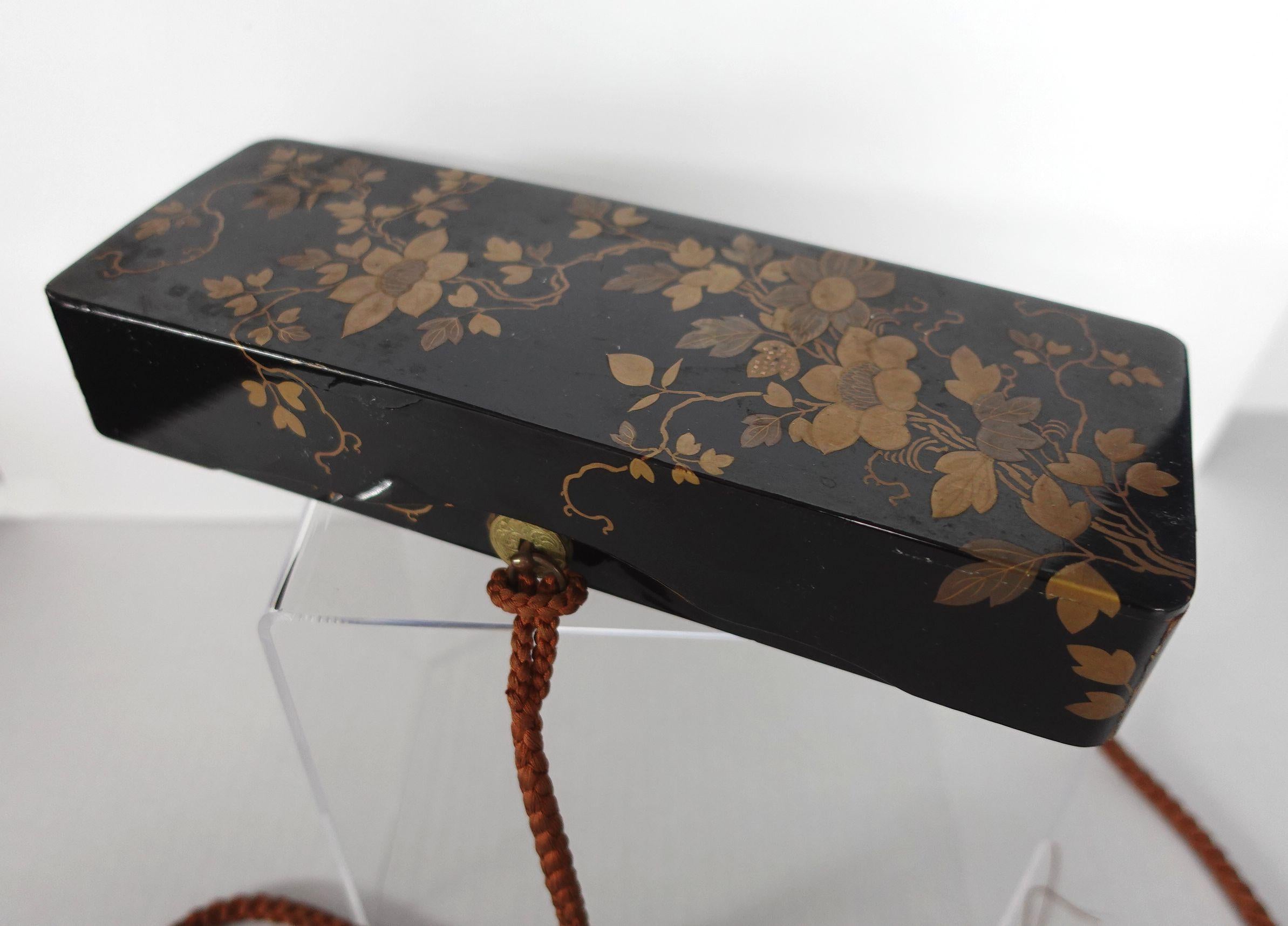 Boîte à documents en laque dorée japonaise avec un document de calligraphie Bon état - En vente à Norton, MA
