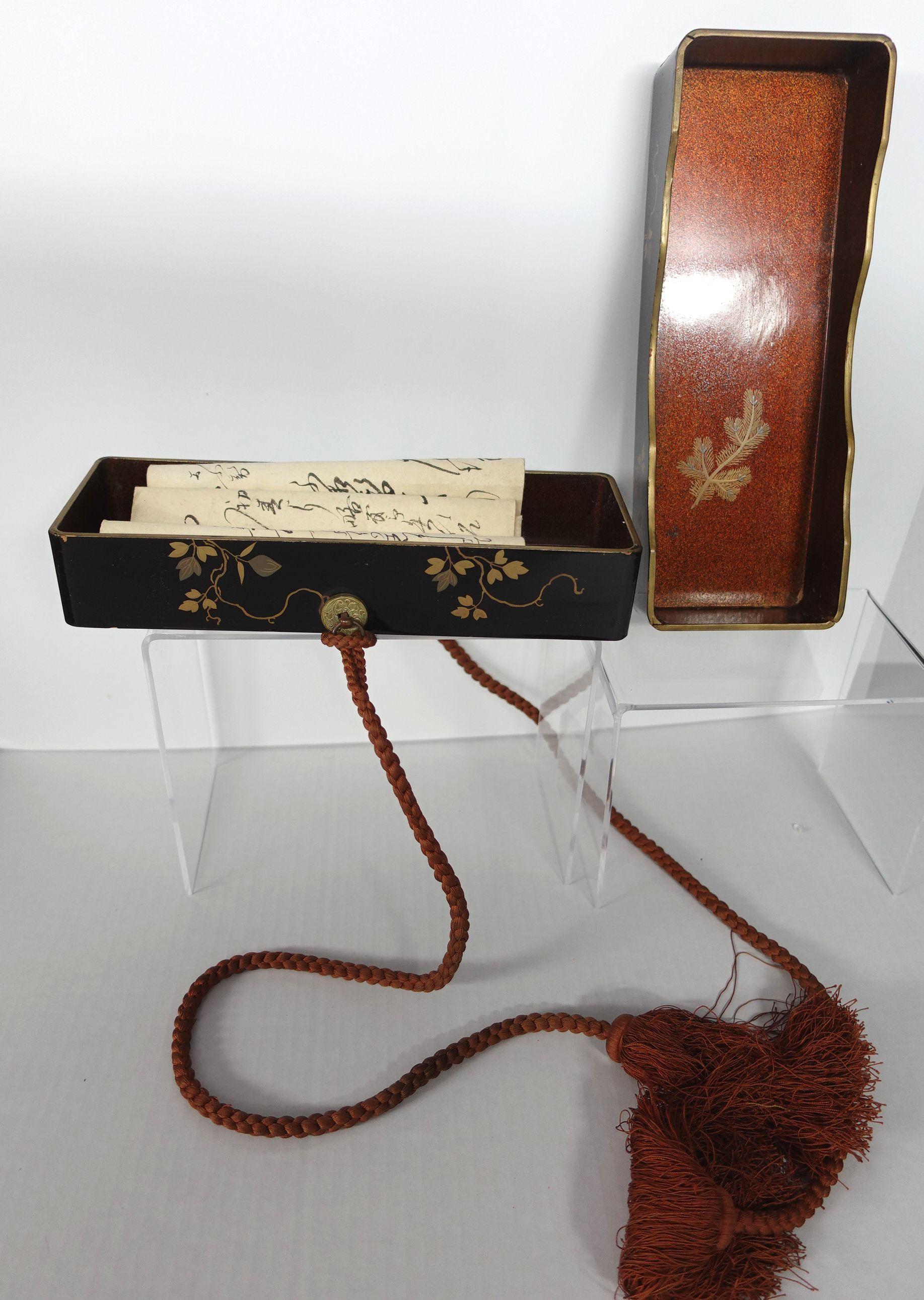XIXe siècle Boîte à documents en laque dorée japonaise avec un document de calligraphie en vente