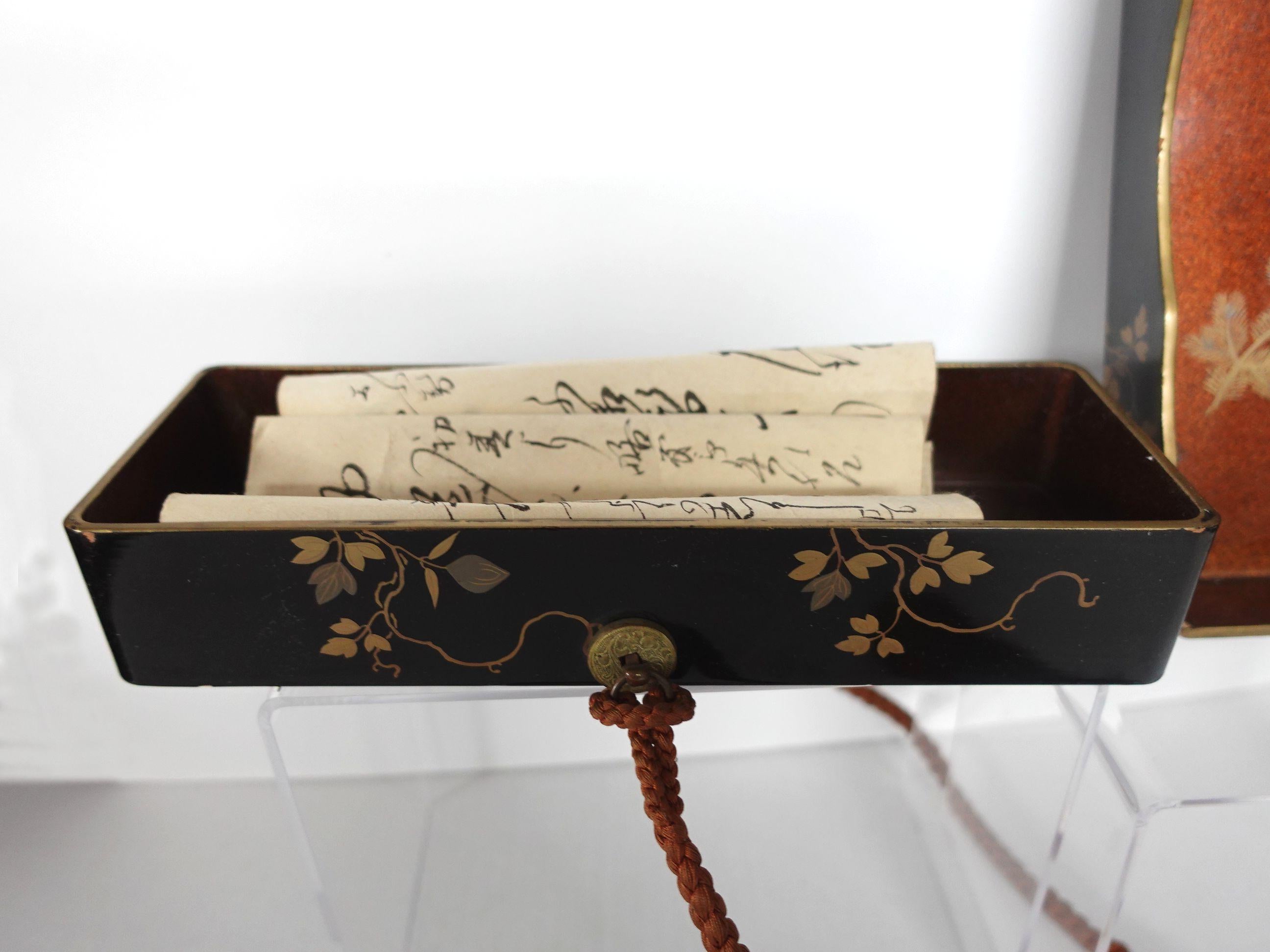 Boîte à documents en laque dorée japonaise avec un document de calligraphie en vente 1