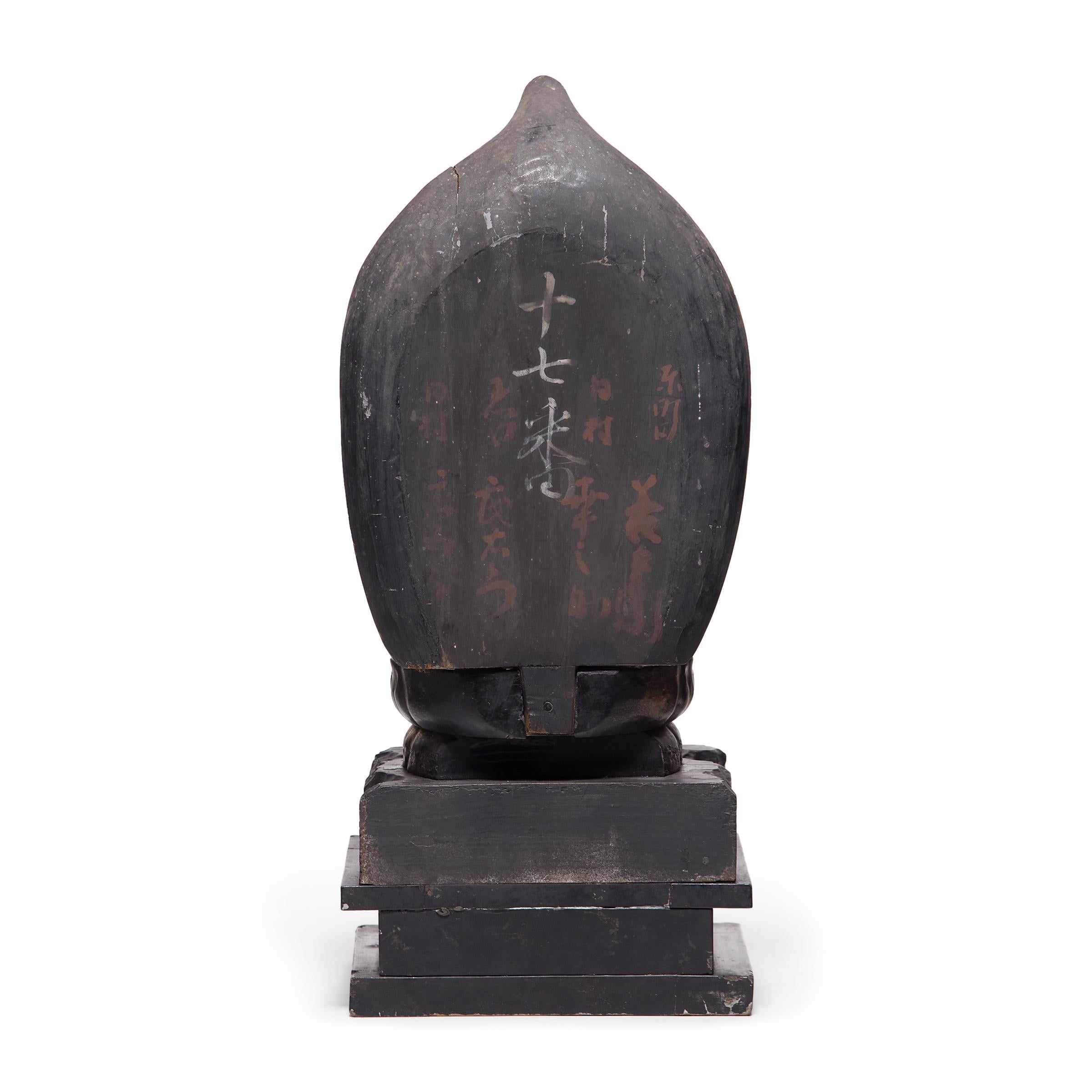 Japanische vergoldete sitzende japanische Kannonfigur, um 1850 (Edo) im Angebot