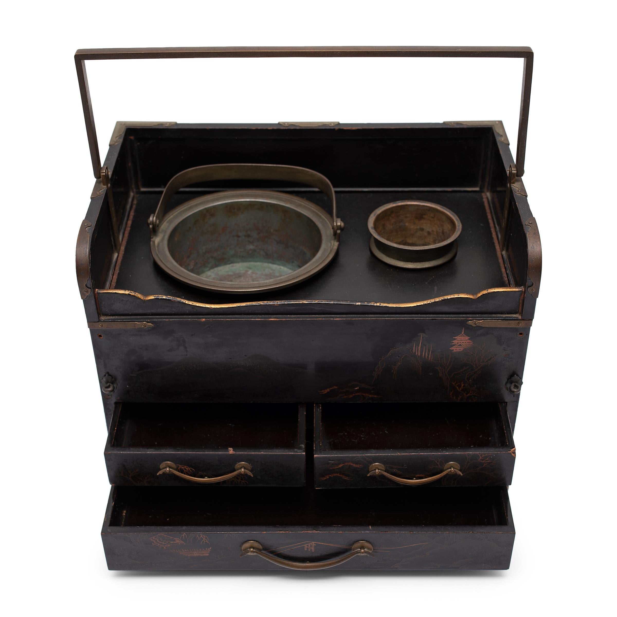 Japanische vergoldete japanische Tabako-Bon mit Berglandschaft, um 1850 (Edo) im Angebot